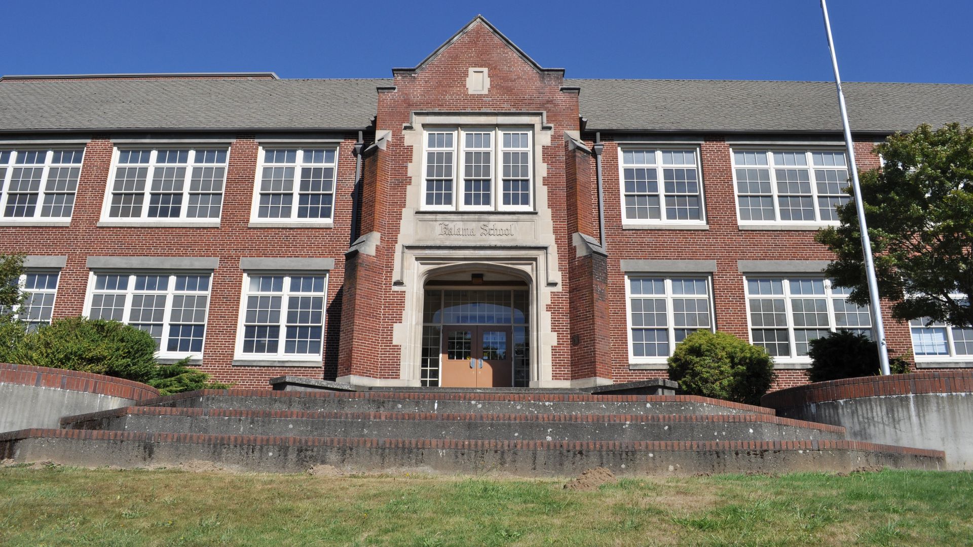 File:Kalama, WA - High School 01.jpg