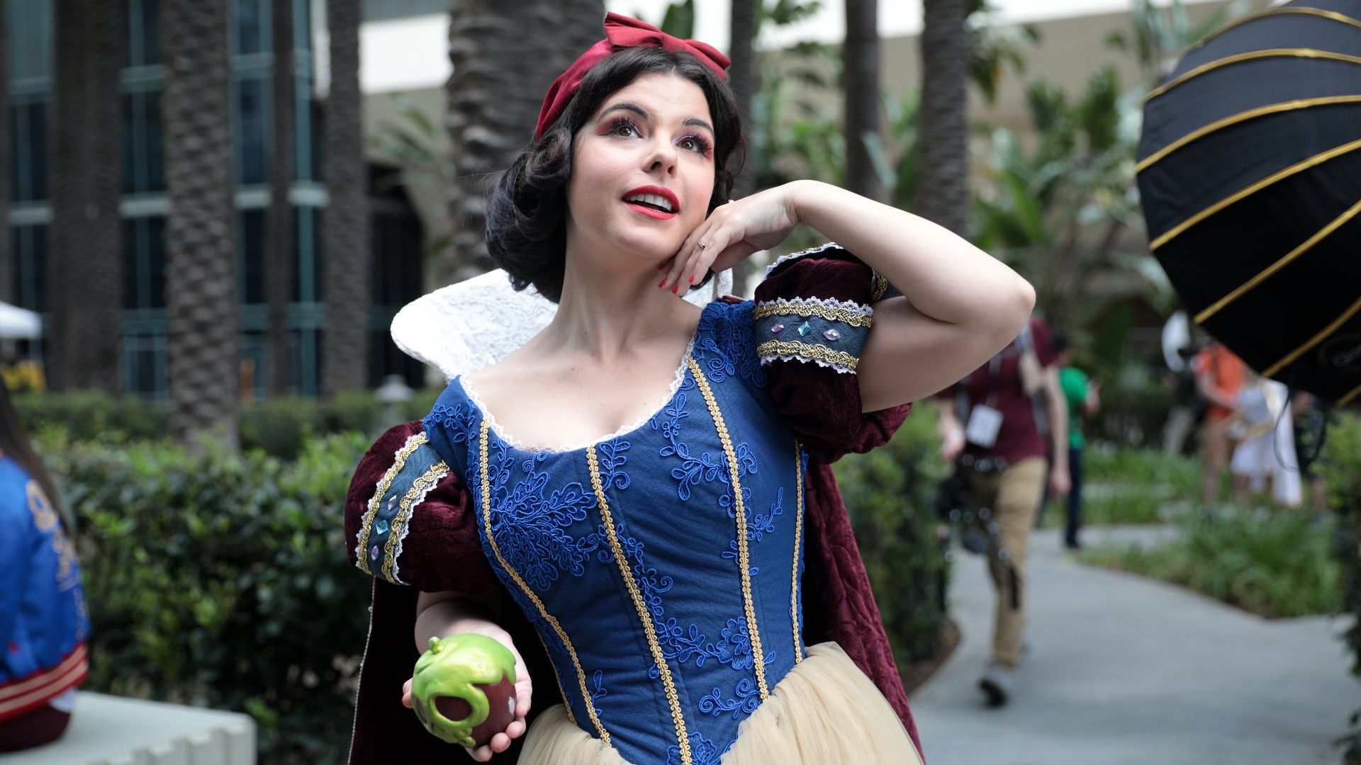 File:Snow White cosplayer (51983876097).jpg