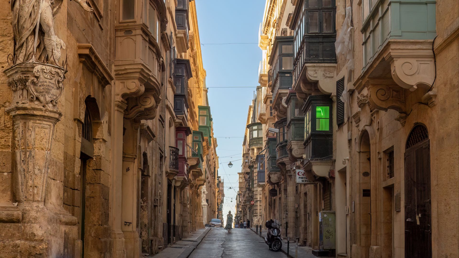 File:Saint Christopher Street in Valletta (32711).jpg