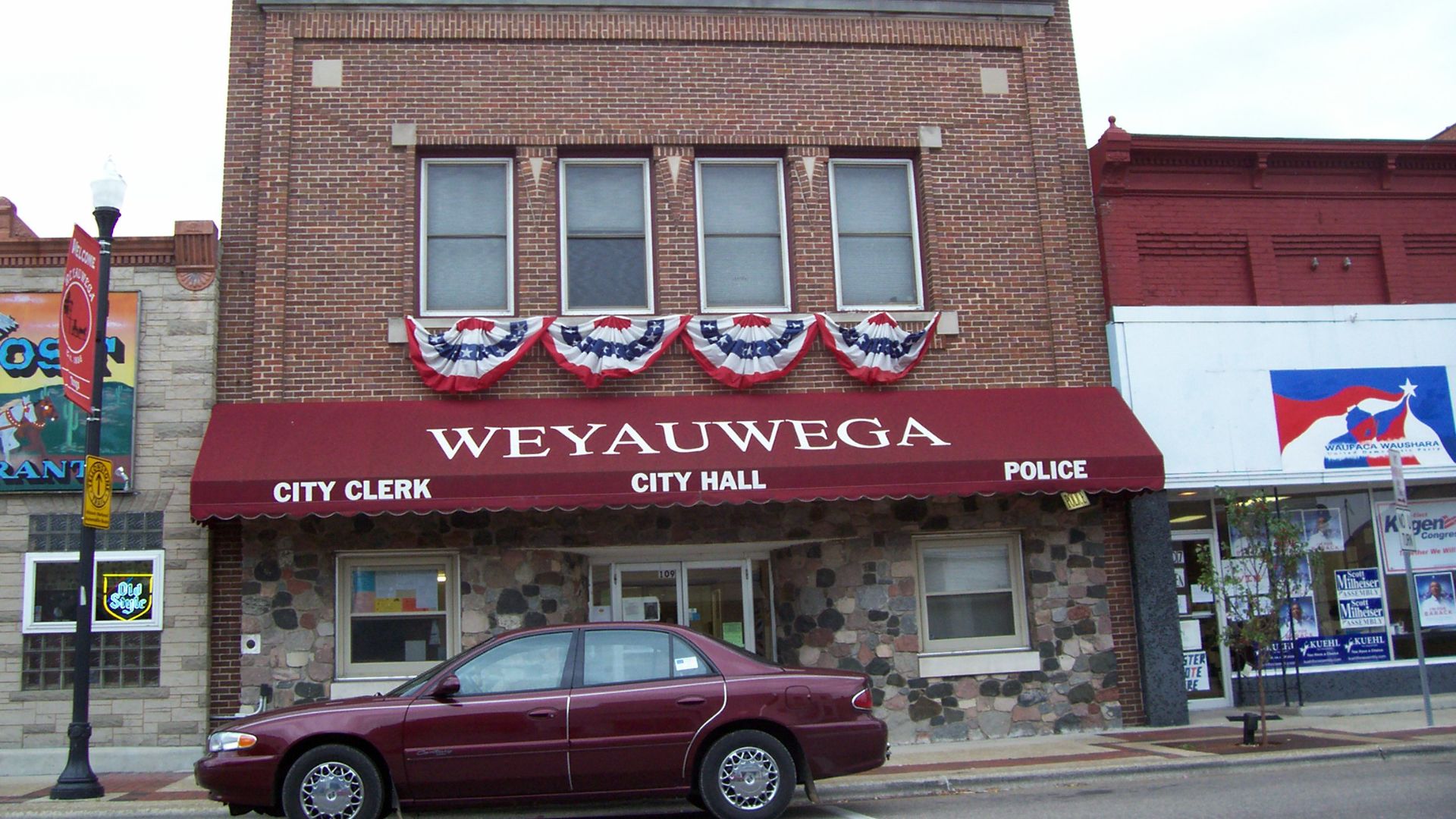 File:WeyauwegaCityHall.jpg