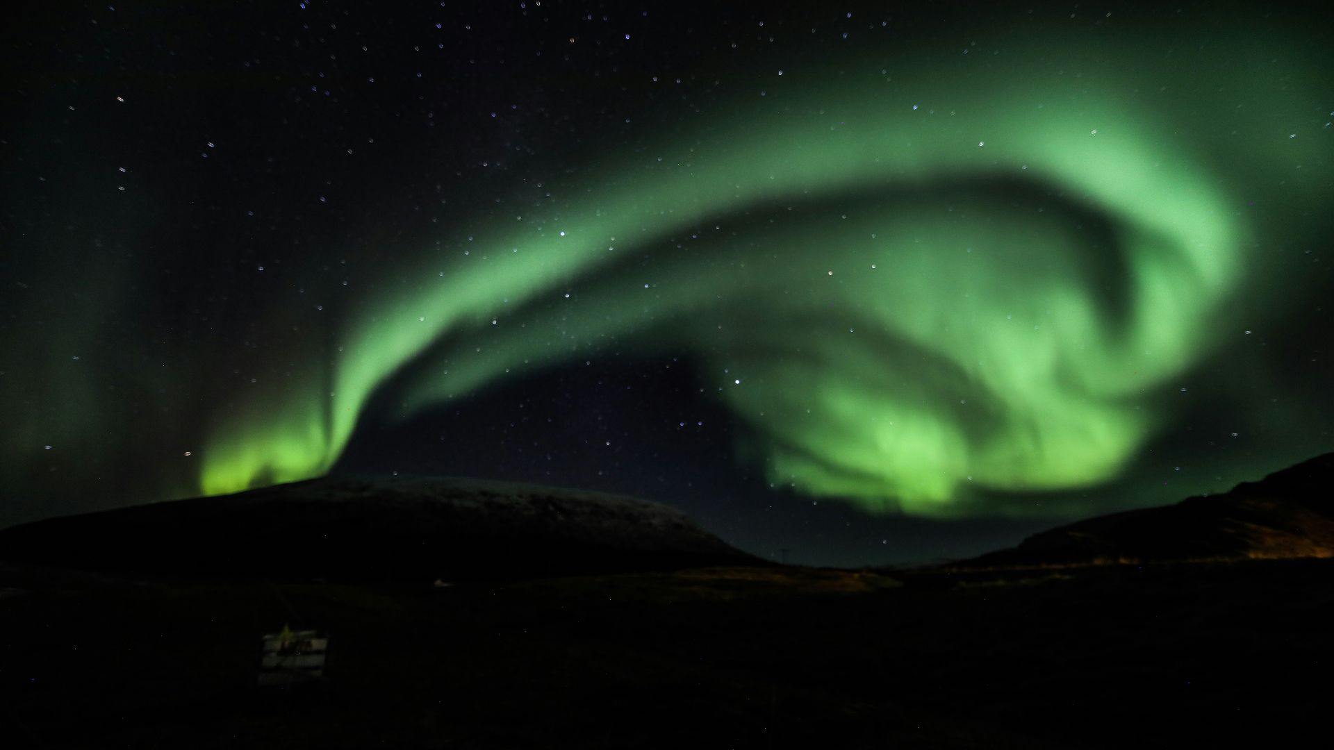 green and blue aurora lights