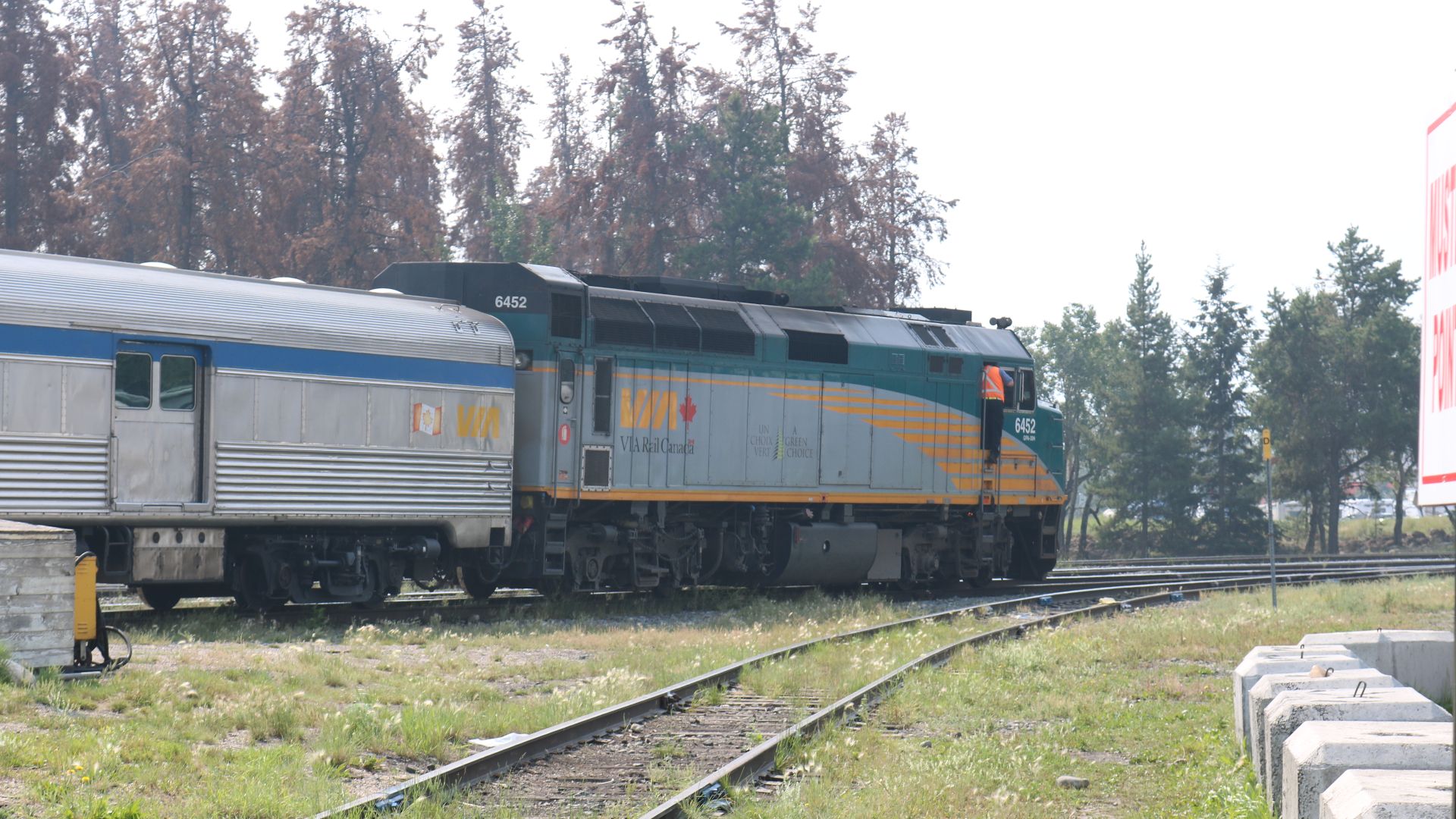 File:2018-08-19 Via Rail F40PH-2 with Jasper-Prince Rupert train leaving Jasper 0688.jpg