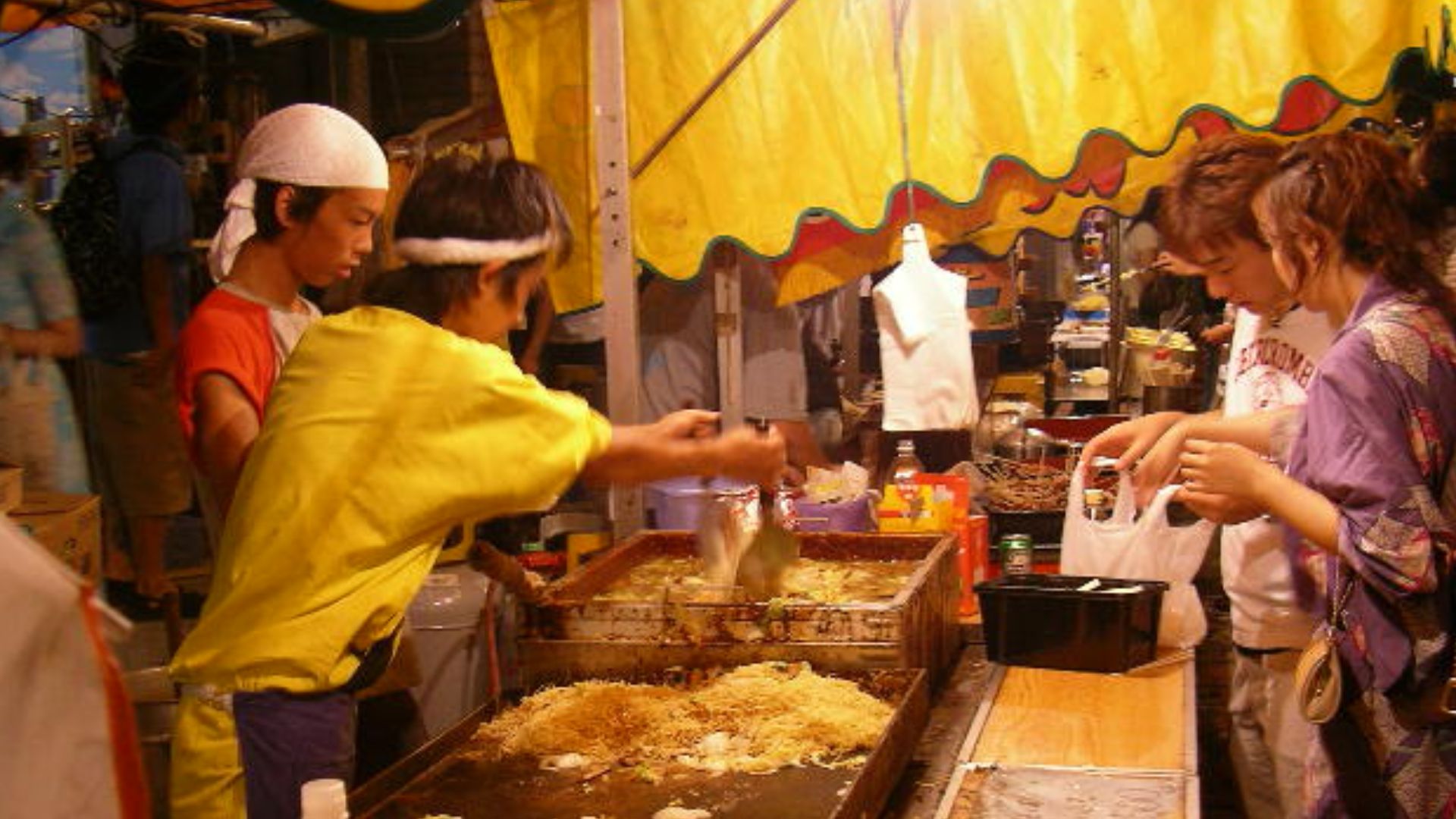 File:Yakisoba yatai (Fried noodle stall).jpg