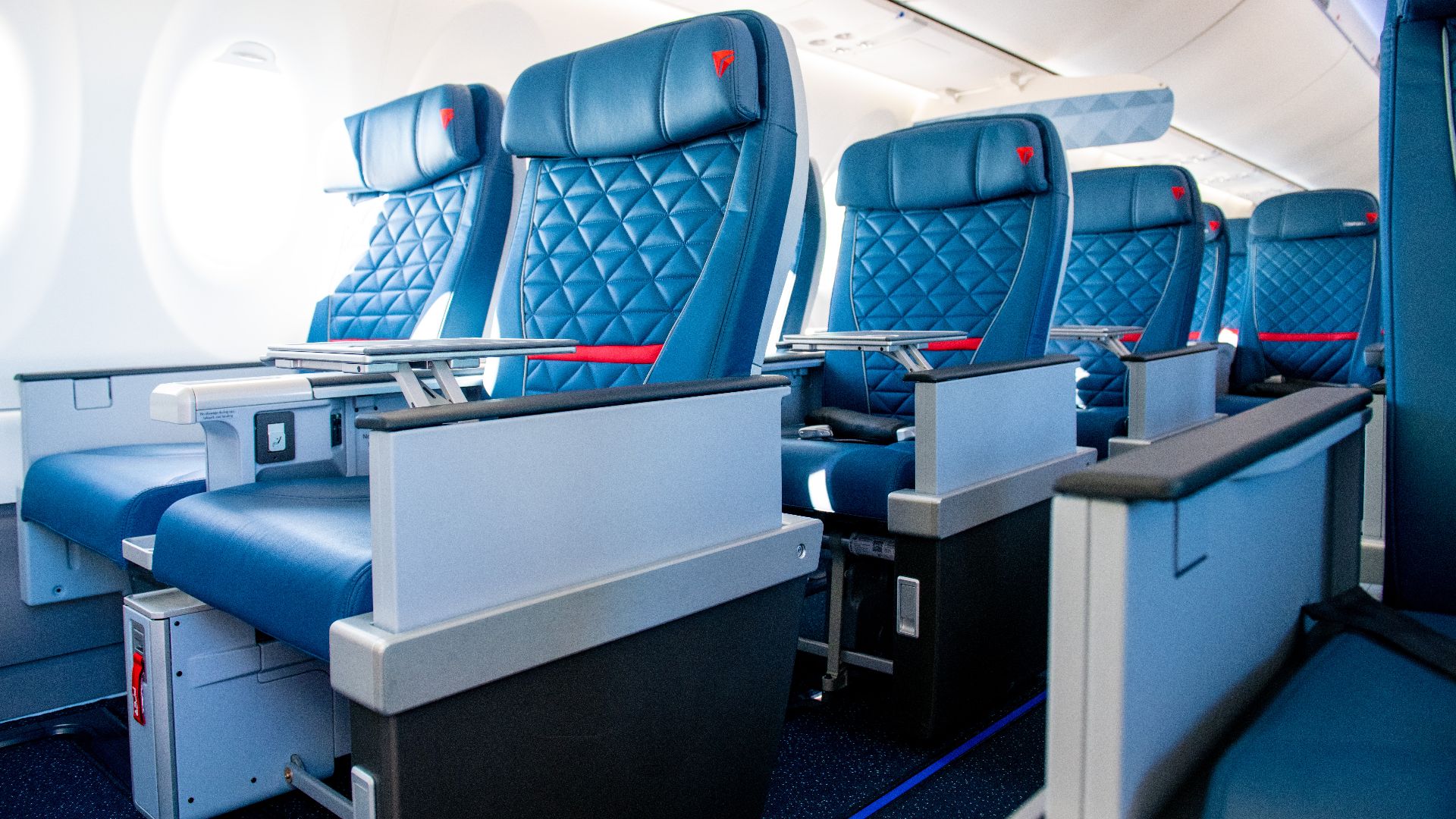 File:A220 First Class (44703804685).jpg