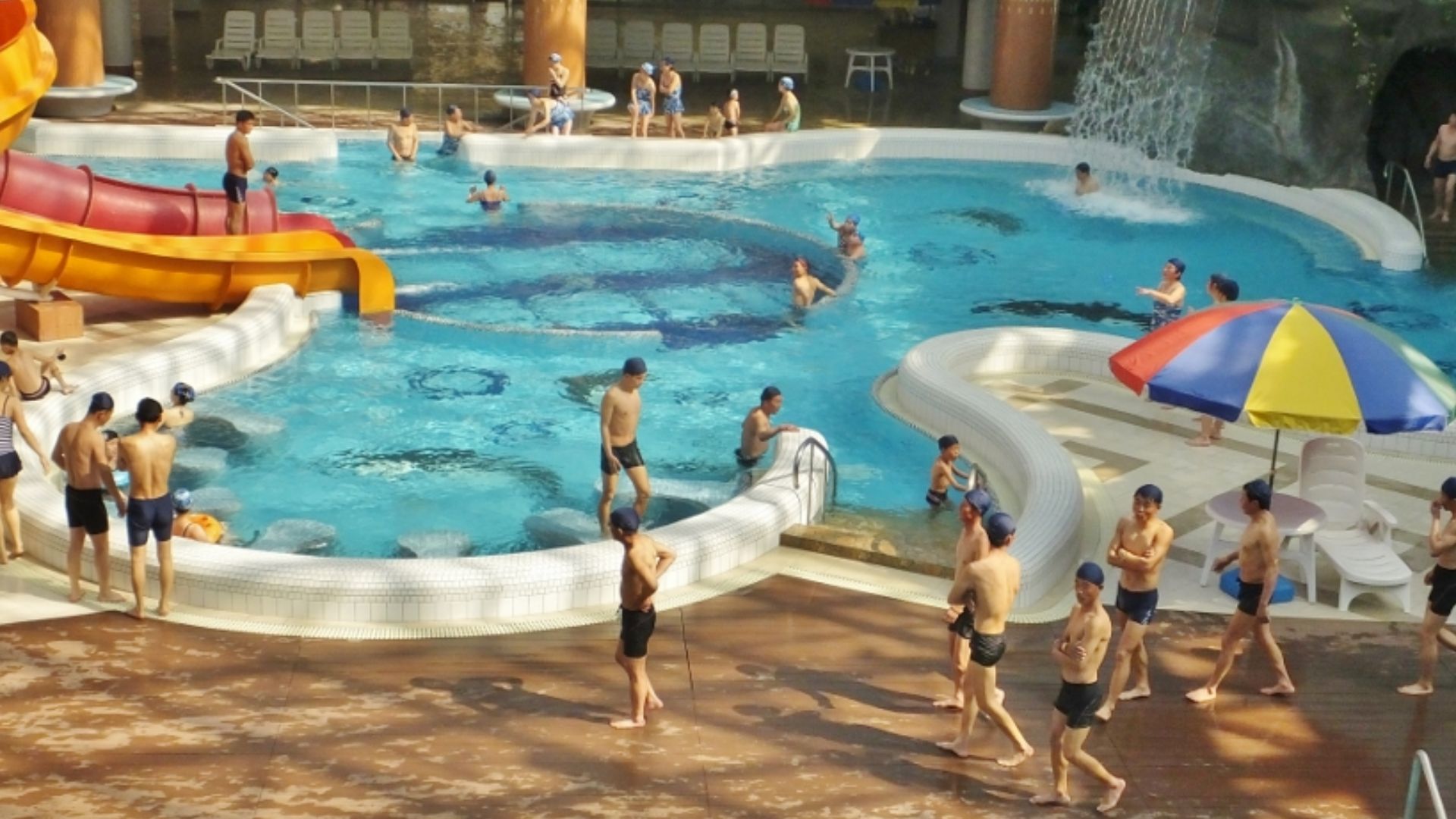 File:Munsu Water Park, indoor view 02.jpg