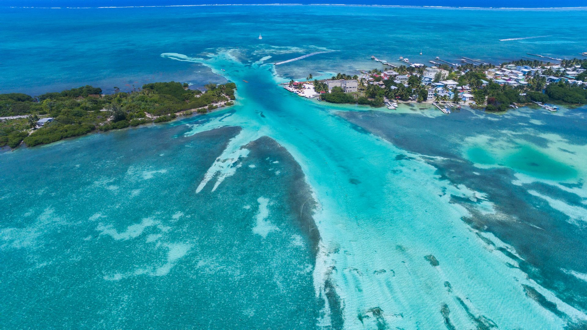 File:Caye Caulker Belize aerial (20688990128).jpg