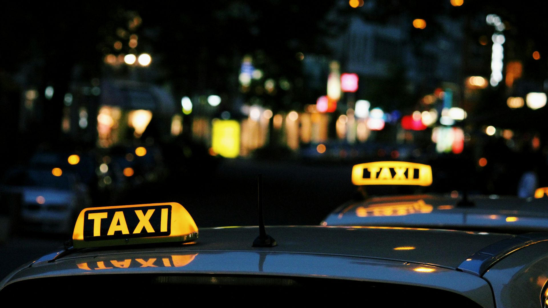shallow focus photography of Taxi signage