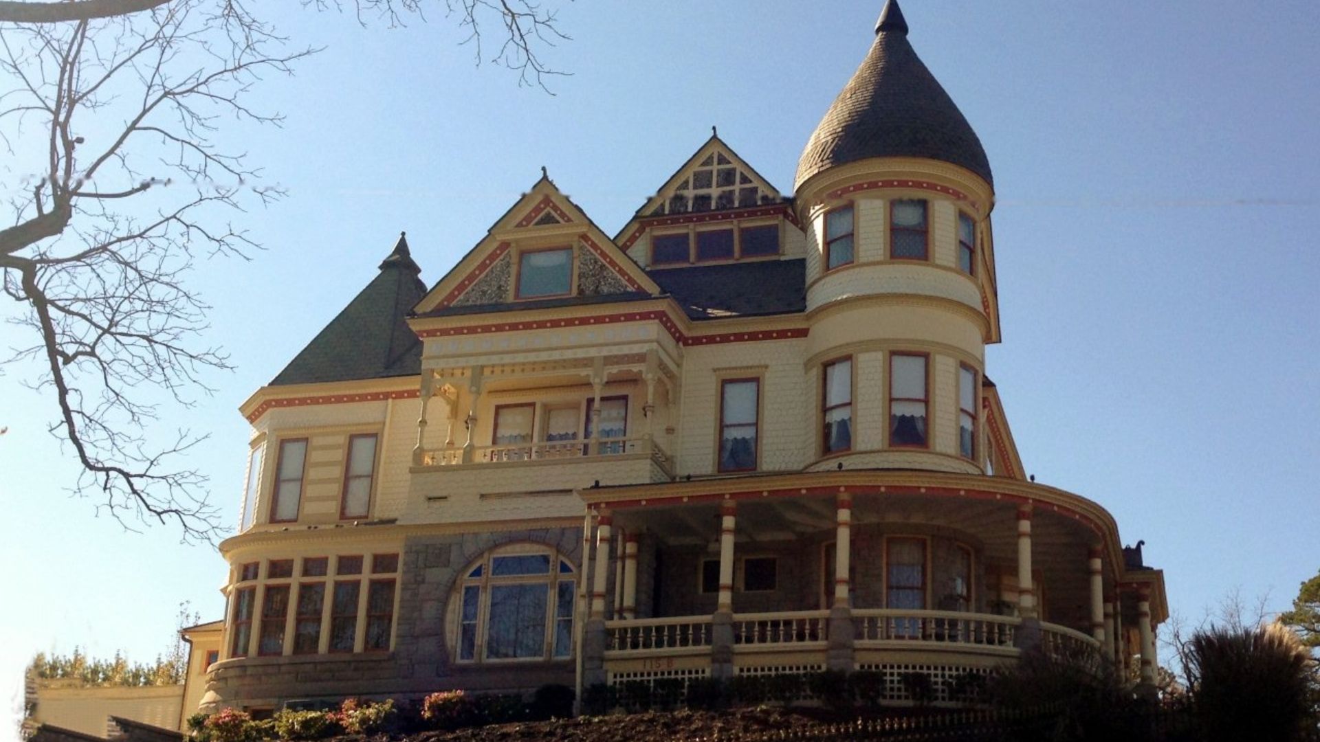 File:Eureka Springs AR Queen Anne Mansion.jpg