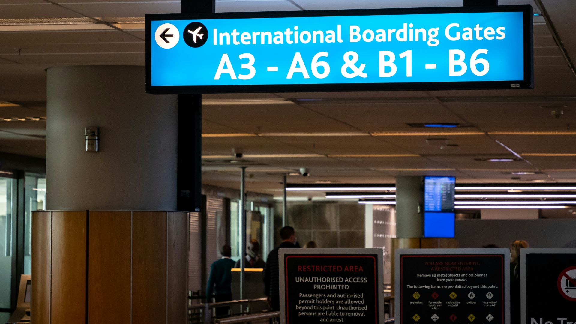 A sign in an airport that says international boarding gates