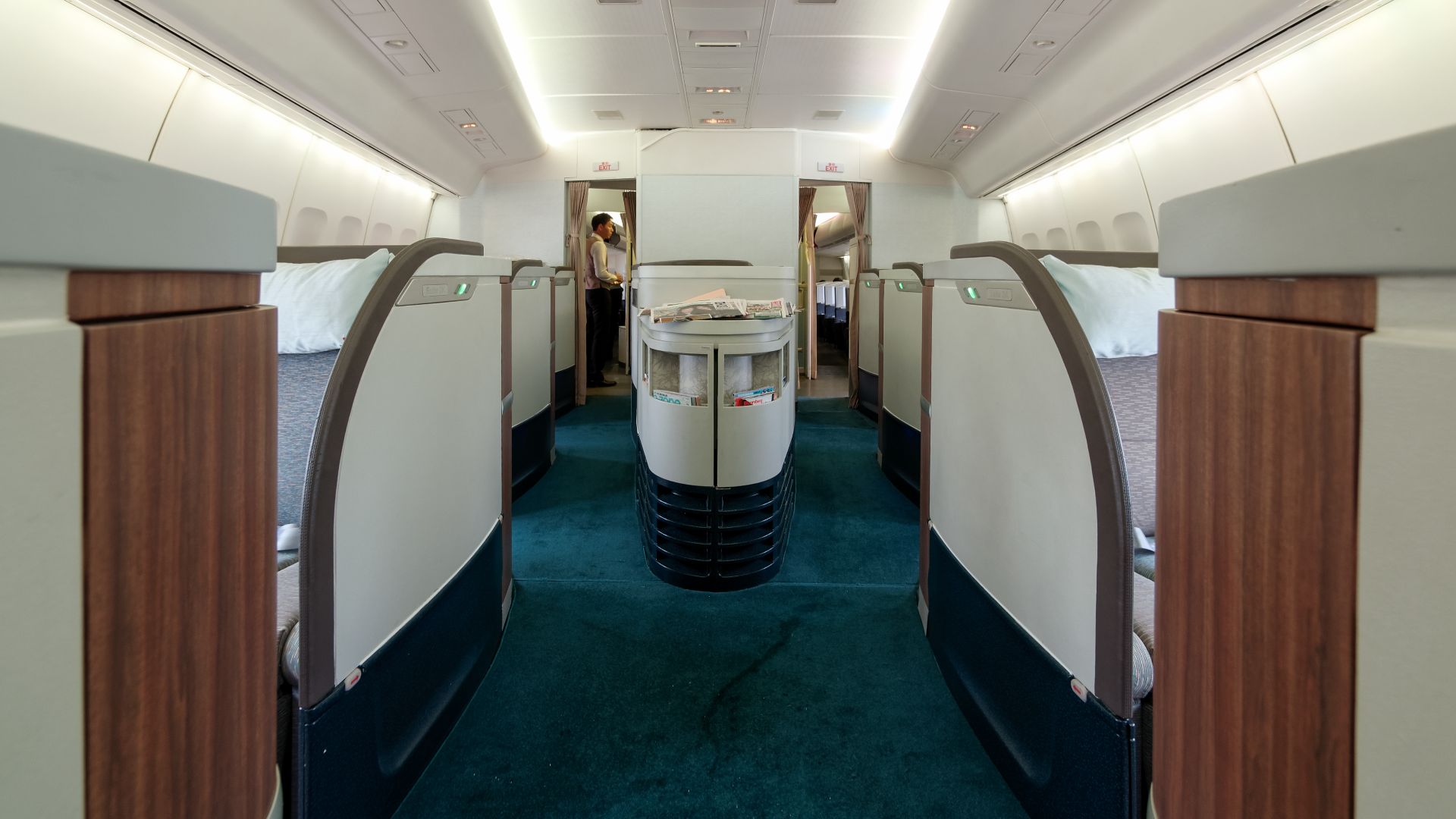 File:Business class cabin of Boeing 747-400 of Cathay Pacific (25752965600).jpg