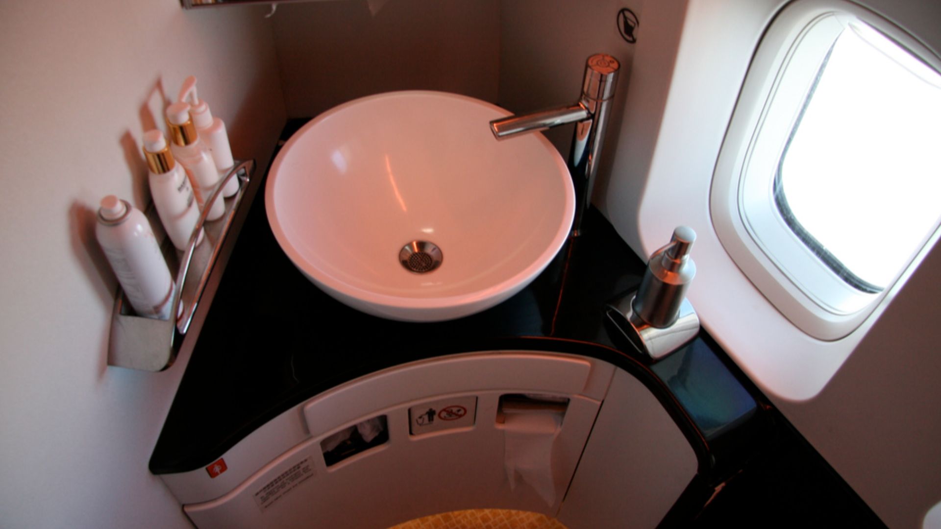 File:CX First Class lavatory.jpg