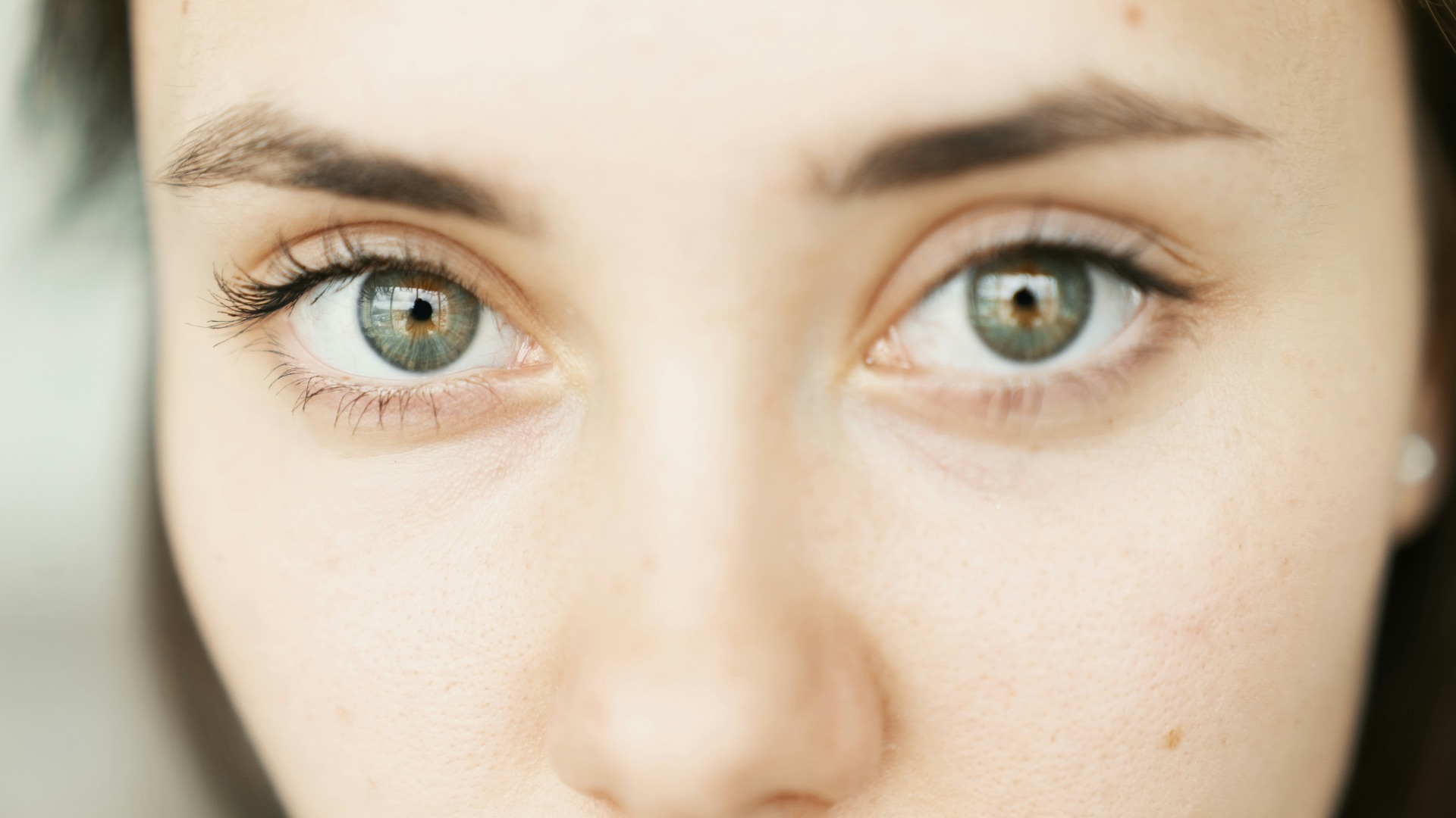 closeup photo of woman's face
