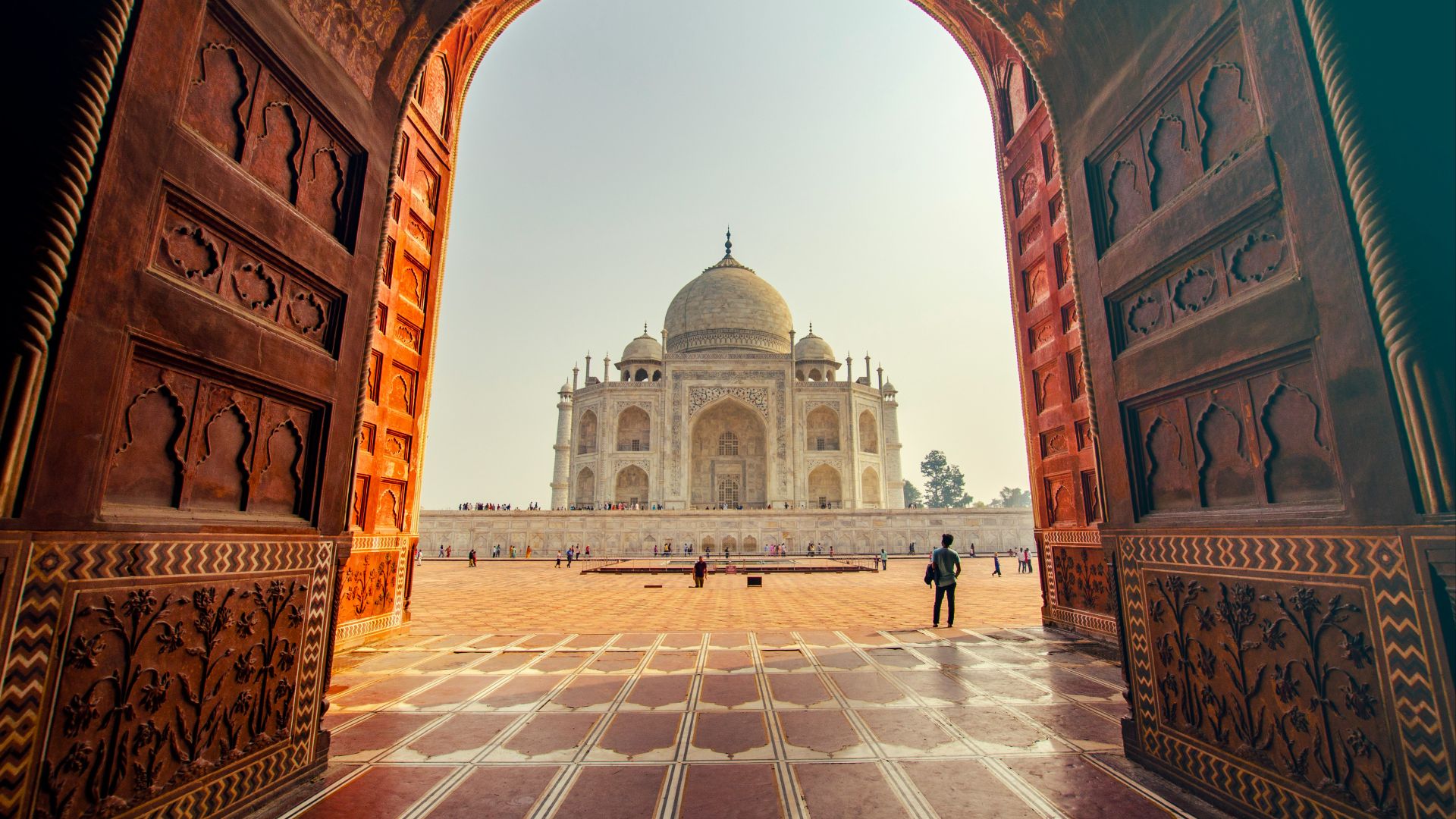 people near TAj Mahal