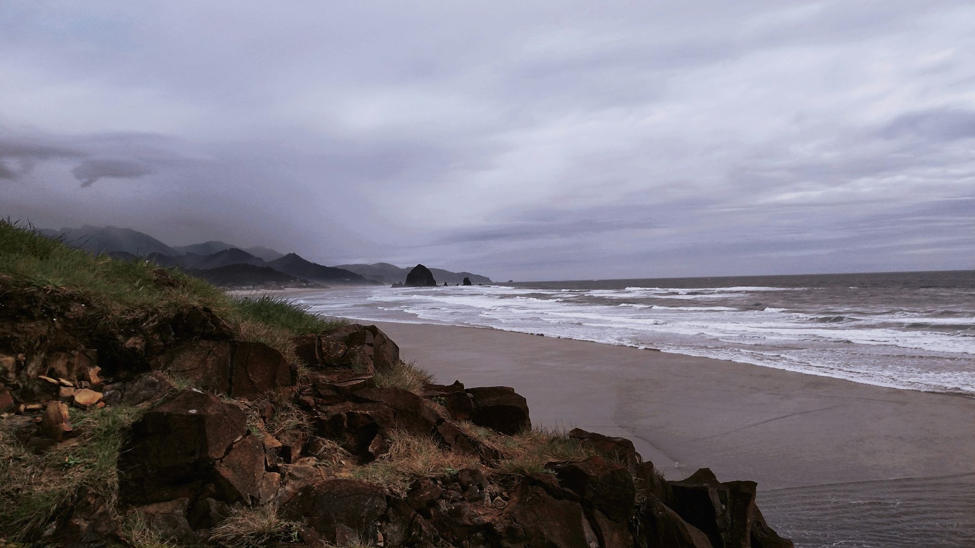 ocean waves crashing on shore during daytime