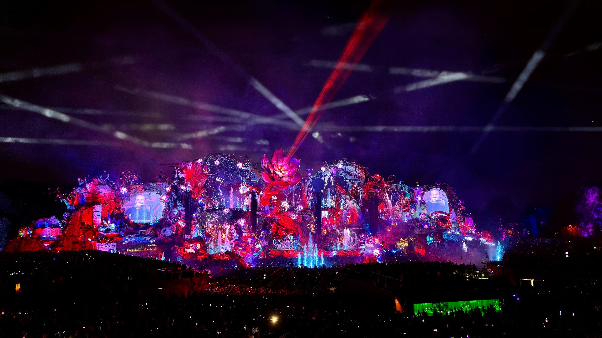 File:Tomorrowland Mainstage Nacht.jpg