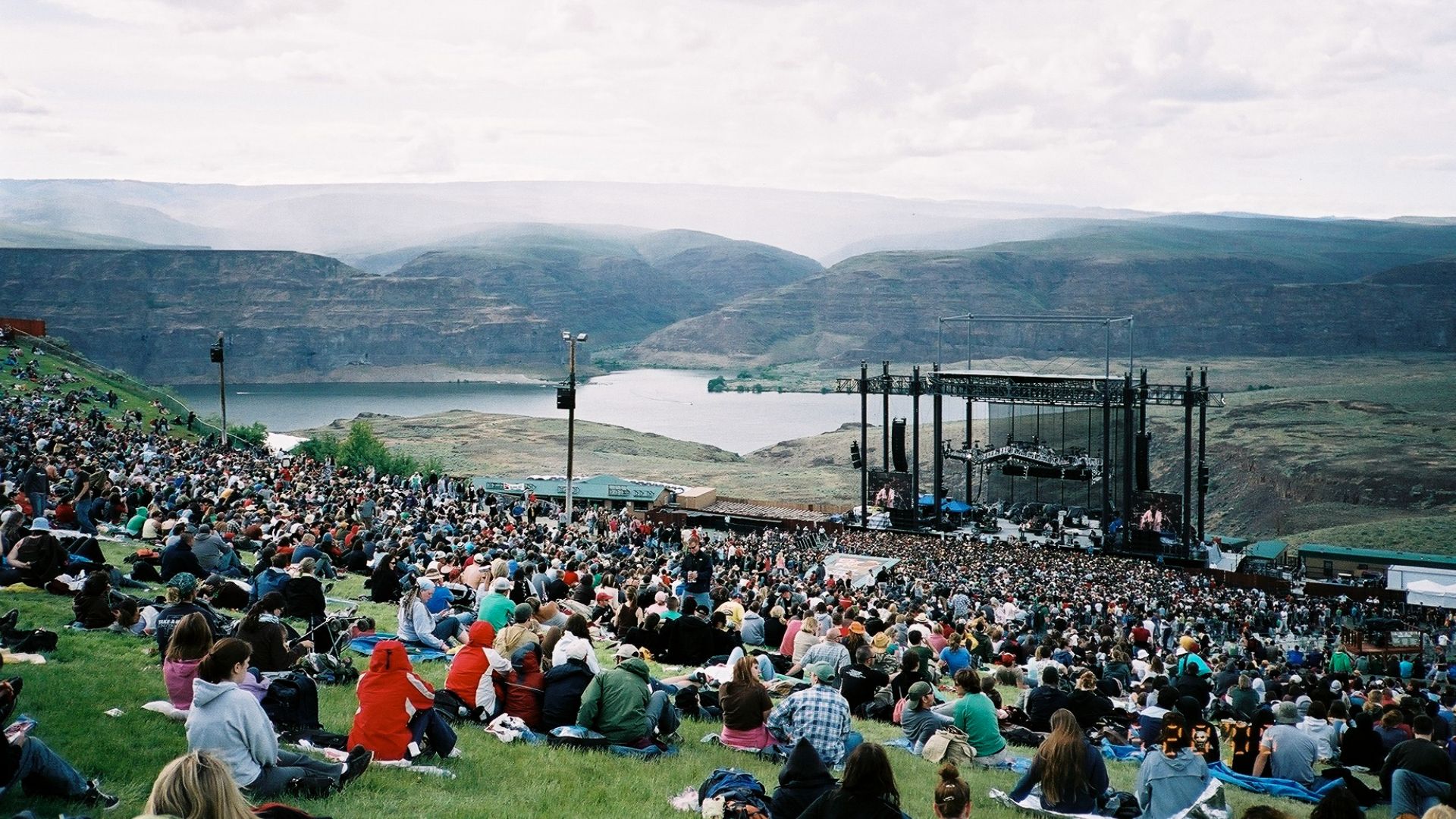 File:Gorge Amphitheatre.jpg