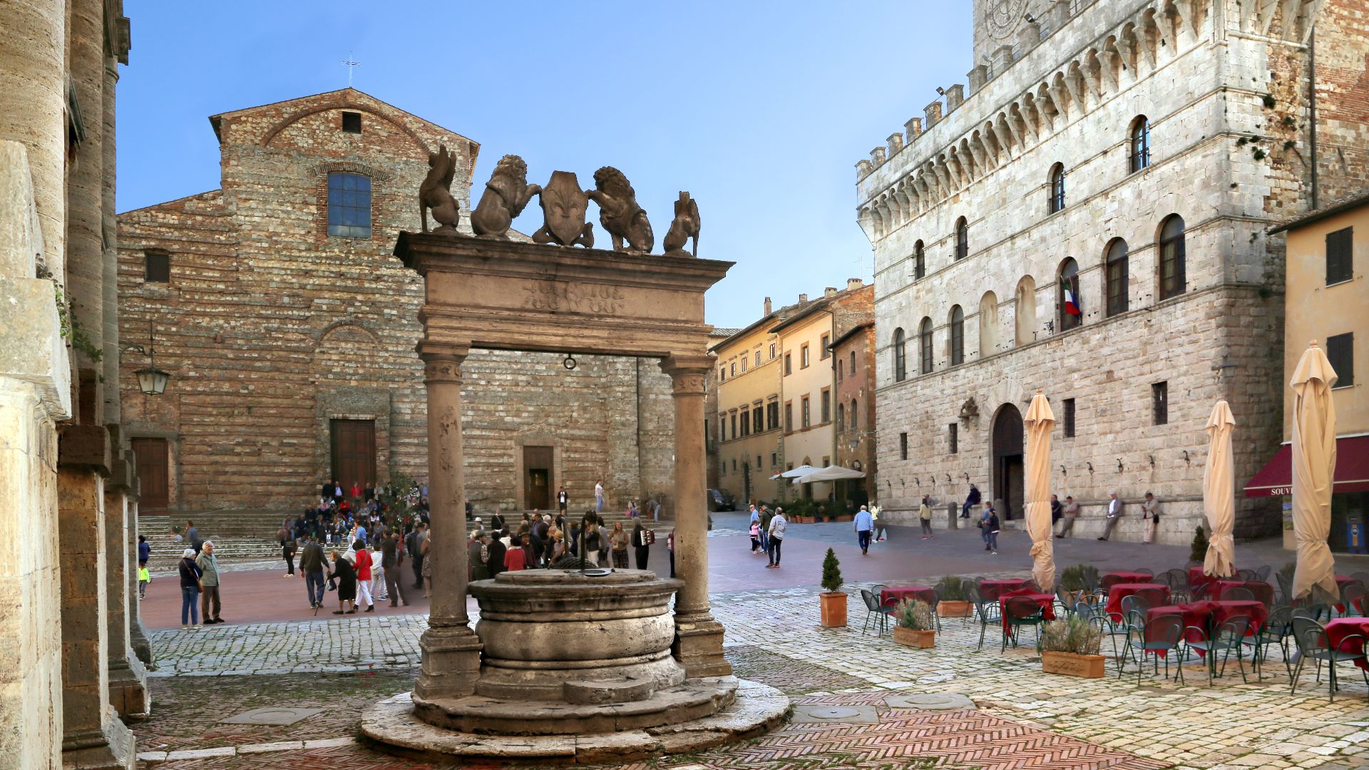 File:Montepulciano, piazza grande 02.jpg