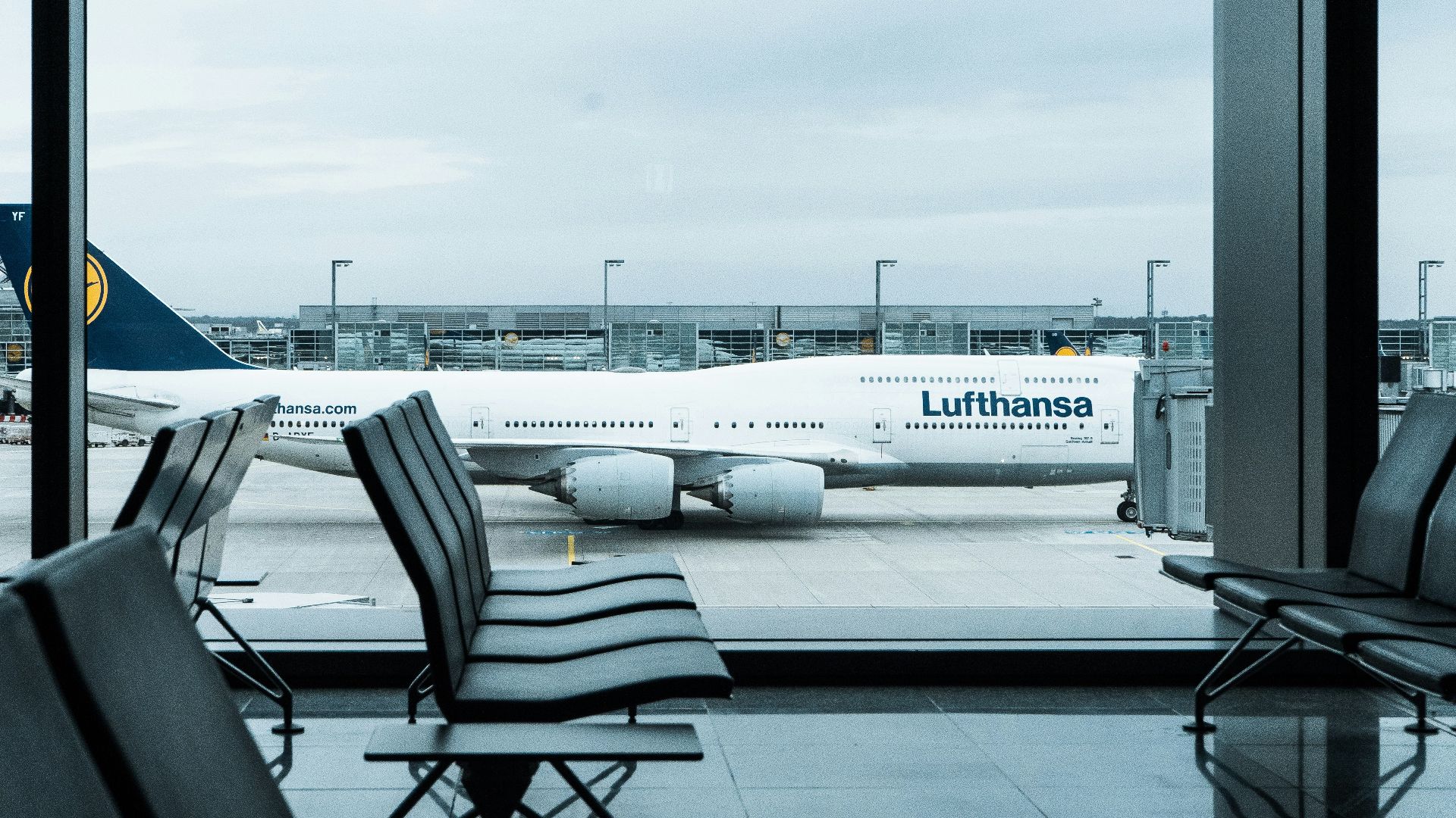 empty gray airport seats during daytime