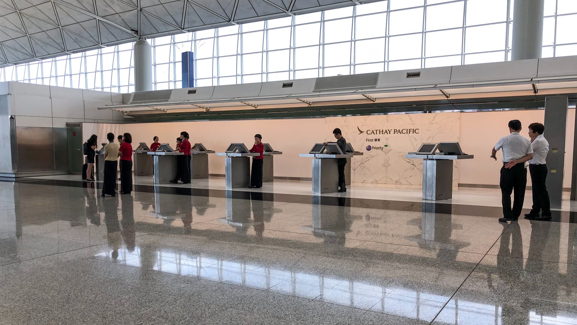 File:Cathay Pacific first class check-in area at VHHH T1 (20180903153426).jpg