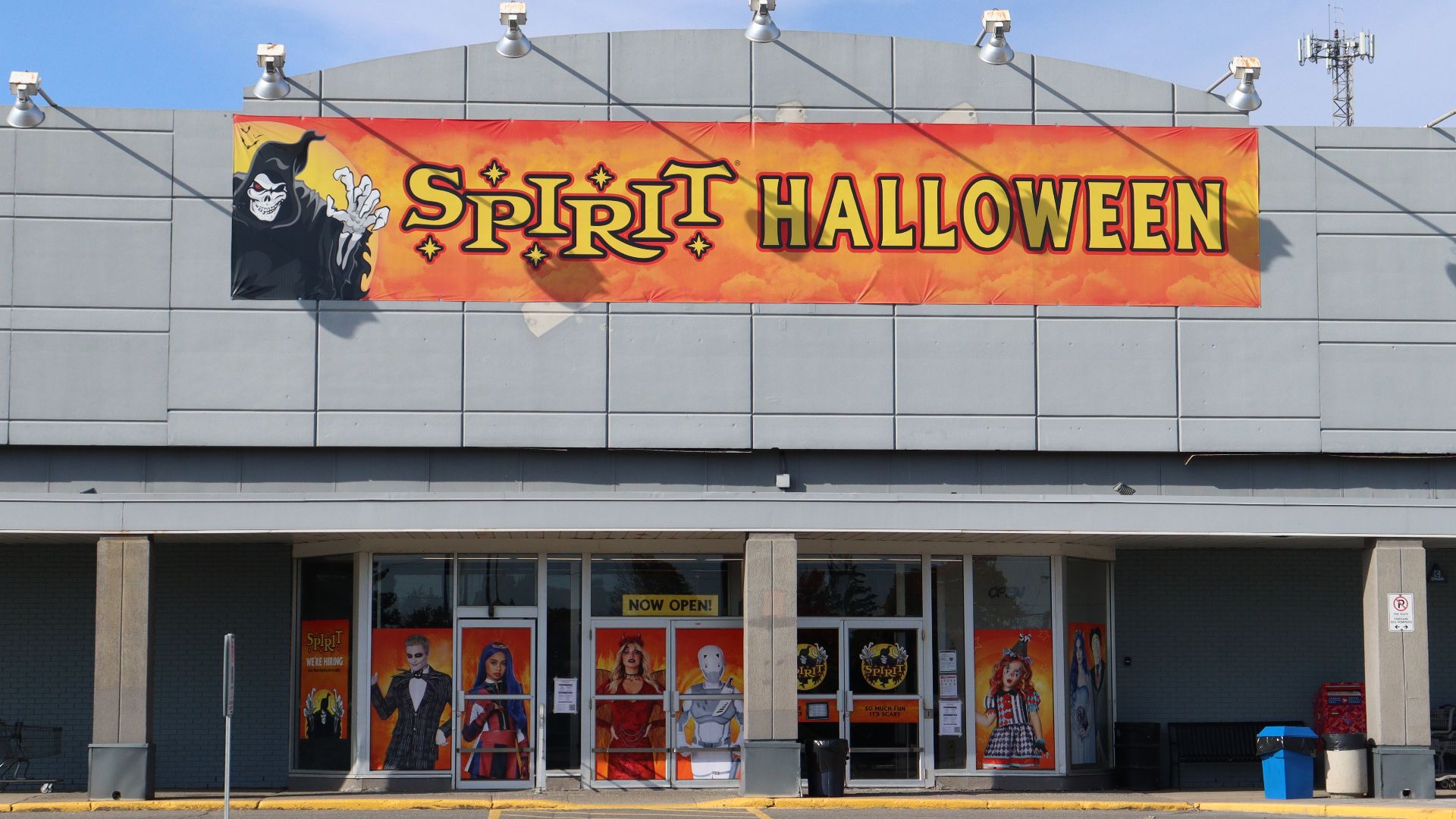 File:Spirit Halloween (Former Zellers).jpg