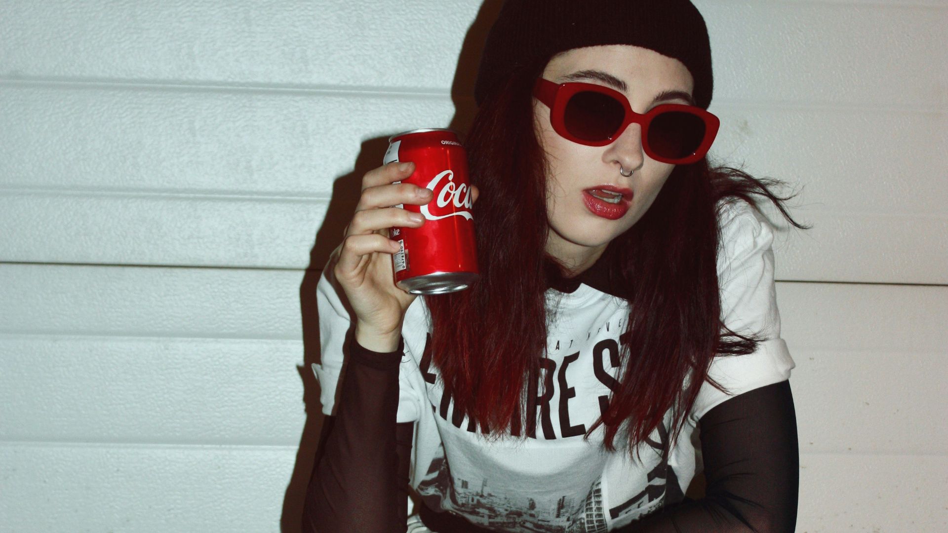 woman siting on focus photography