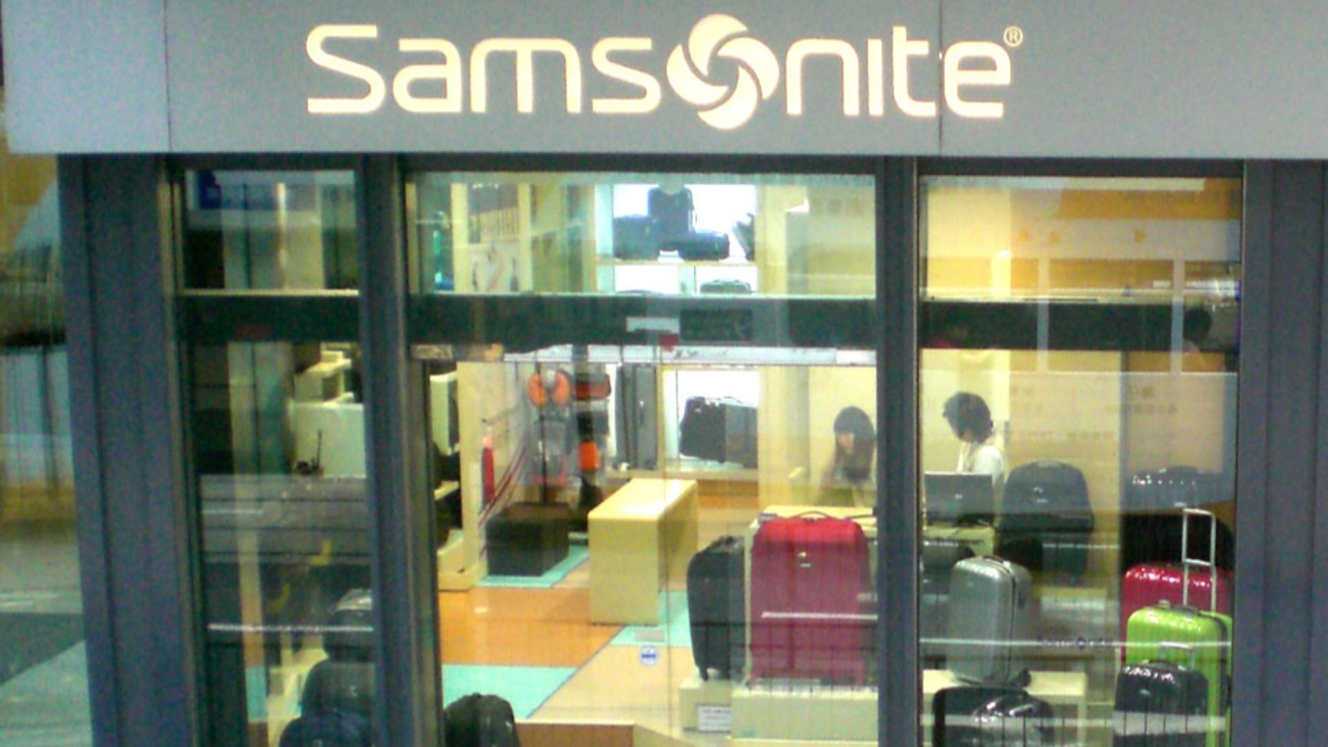 File:HK Central Des Voeux Road C Samsonite Shop Man Yee Building.jpg