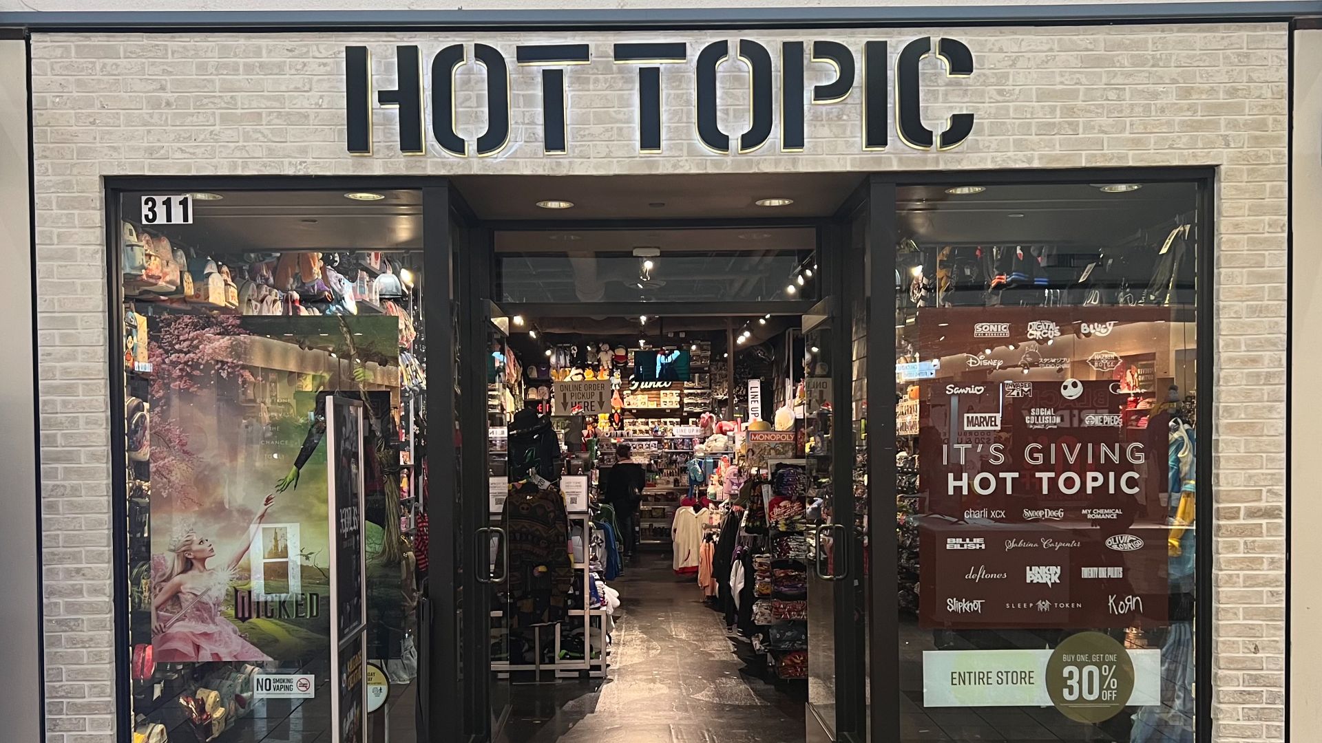 File:Hot Topic Weberstown Mall Stockton, California.jpg