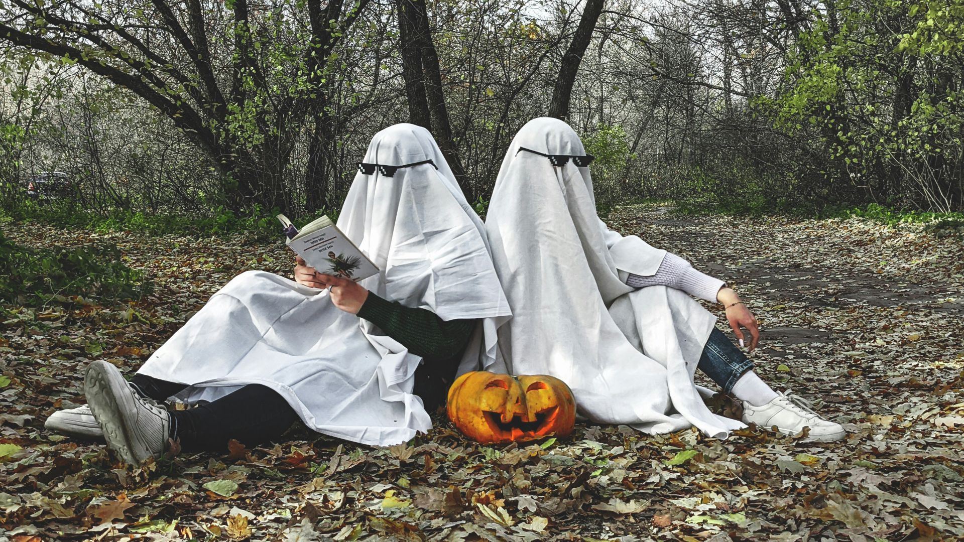 a group of three people dressed up as ghostes