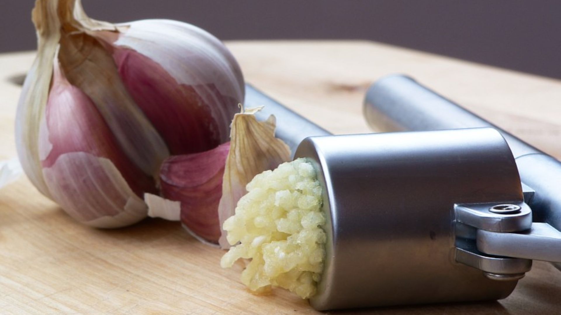 File:Garlic Press and Garlic.jpg
