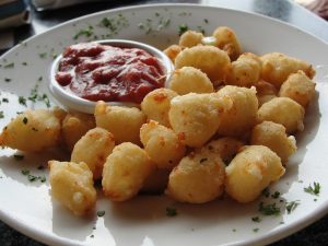 1440px-Fried_Cheese_Curds_Green_Bay_Wisconsin-300x225.jpg