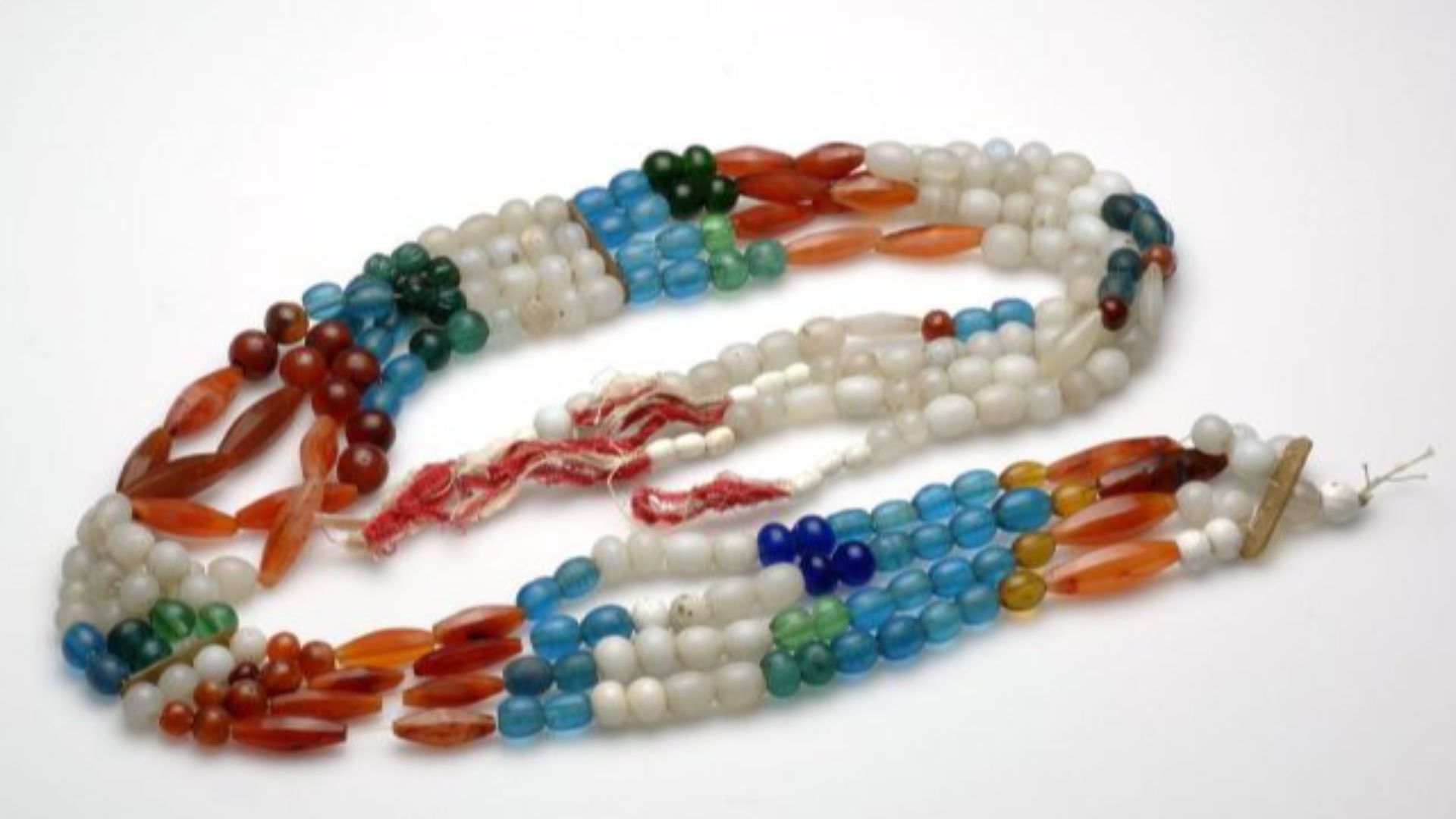 File:COLLECTIE TROPENMUSEUM Kralensnoer van een priesteres TMnr 658-6.jpg