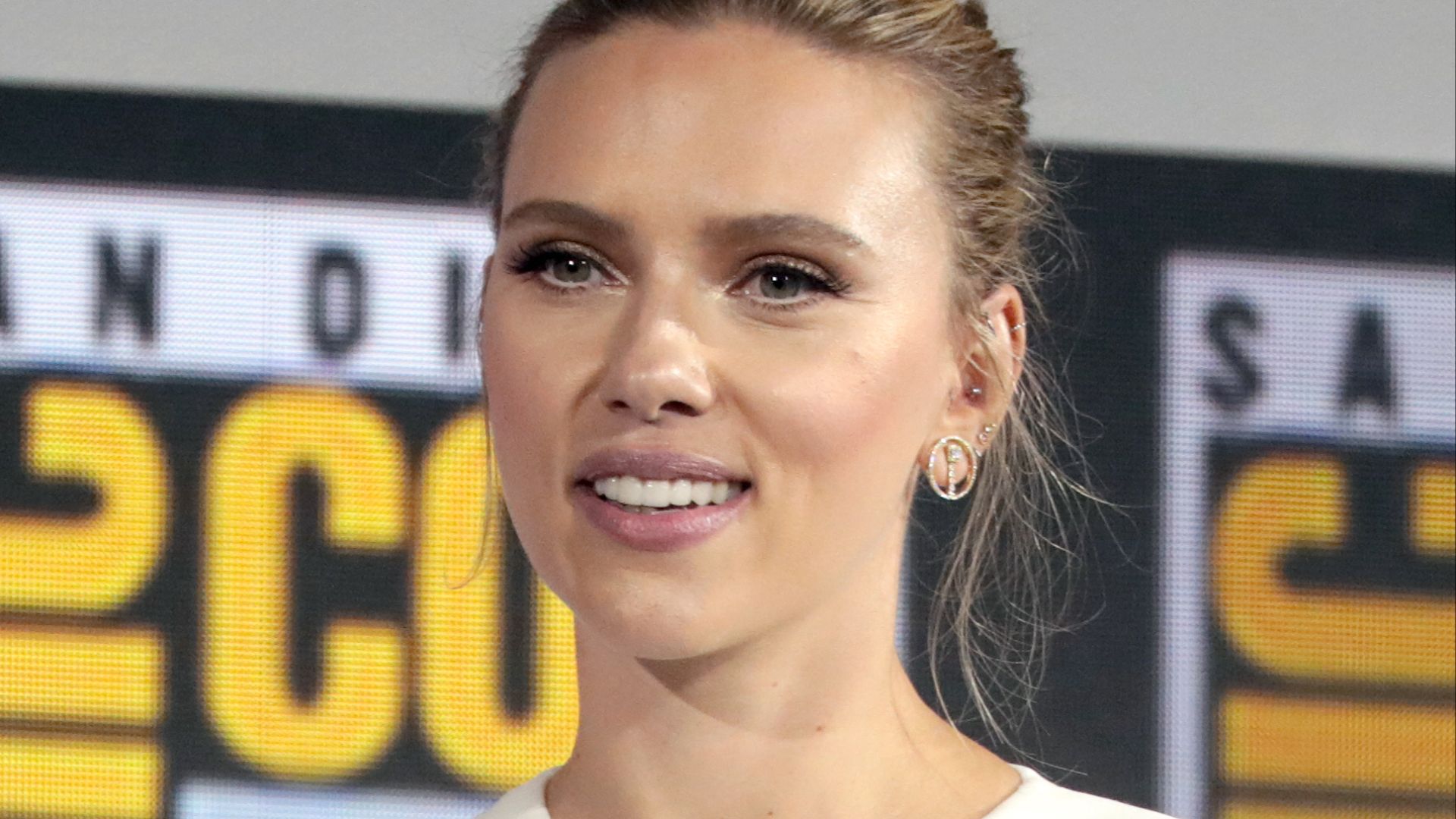File:Scarlett Johansson by Gage Skidmore 2 (cropped).jpg