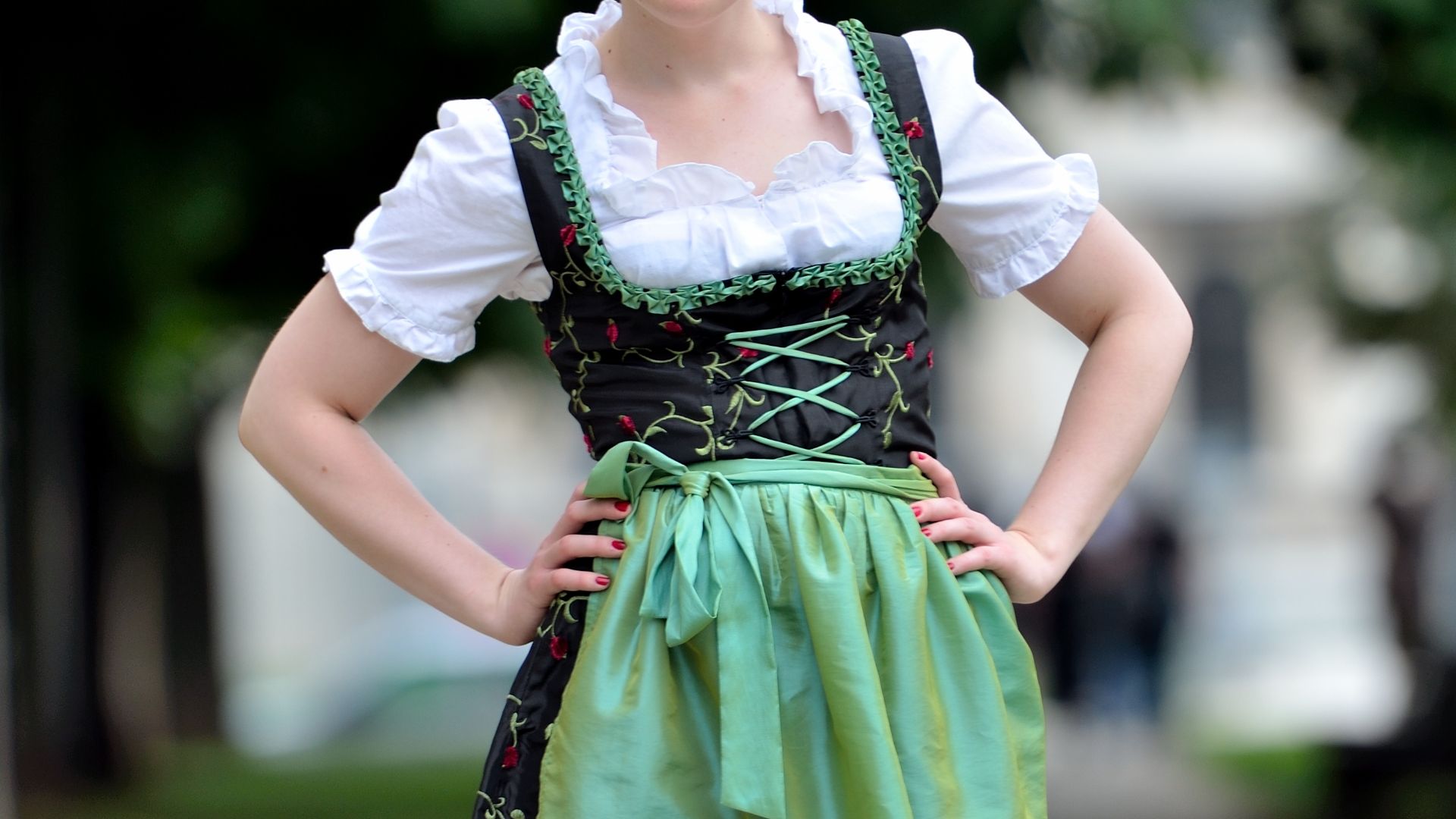 File:Dirndl-2011.JPG