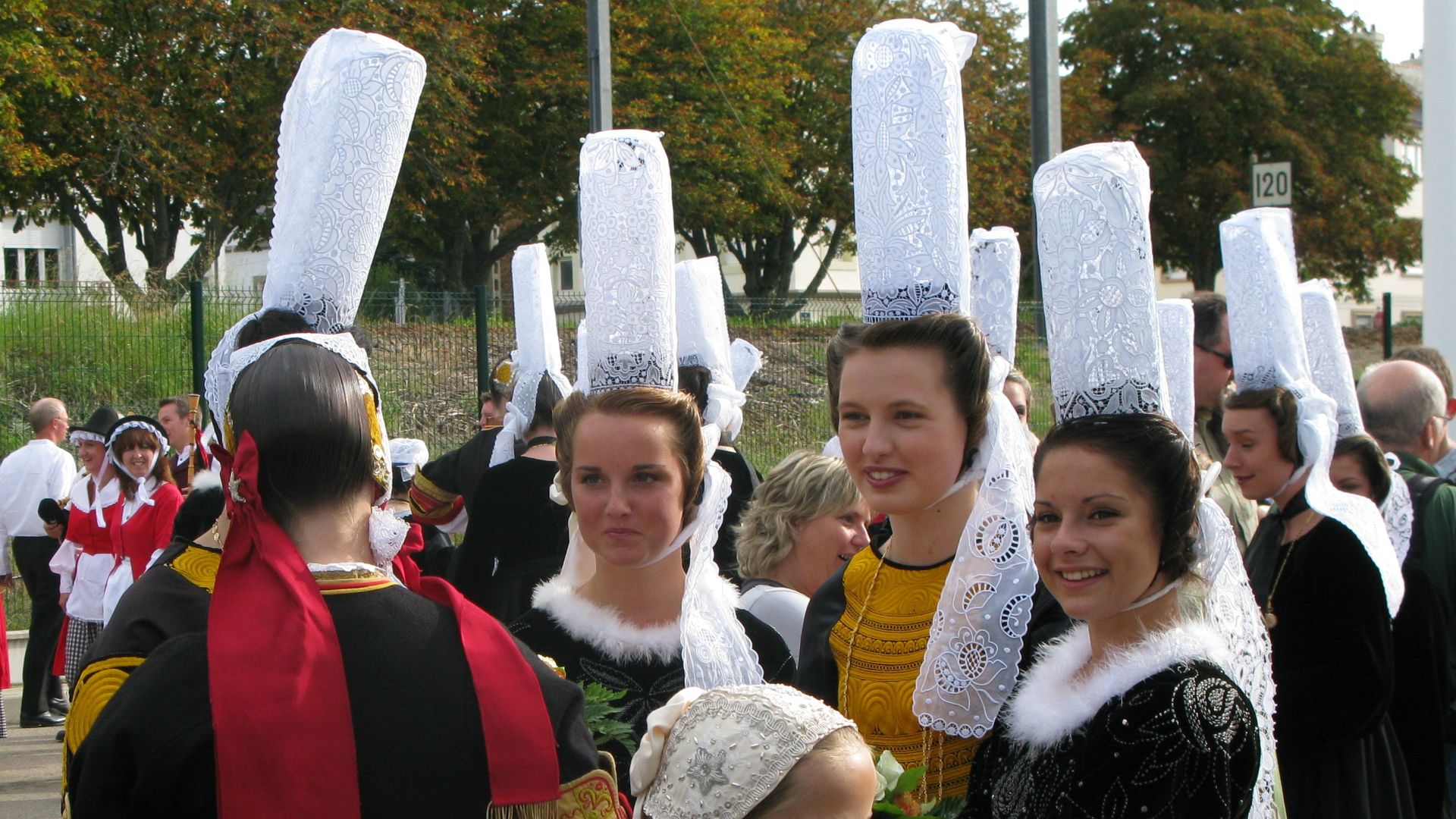 File:FIL 2009 - Coiffes bretonnes - bigoudènes - cercle ar vro vigoudenn.JPG