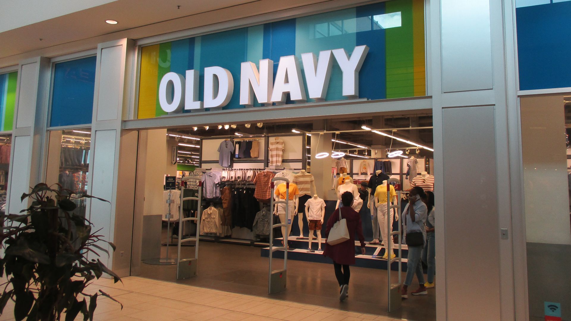 File:Old Navy Chinook Centre.jpg