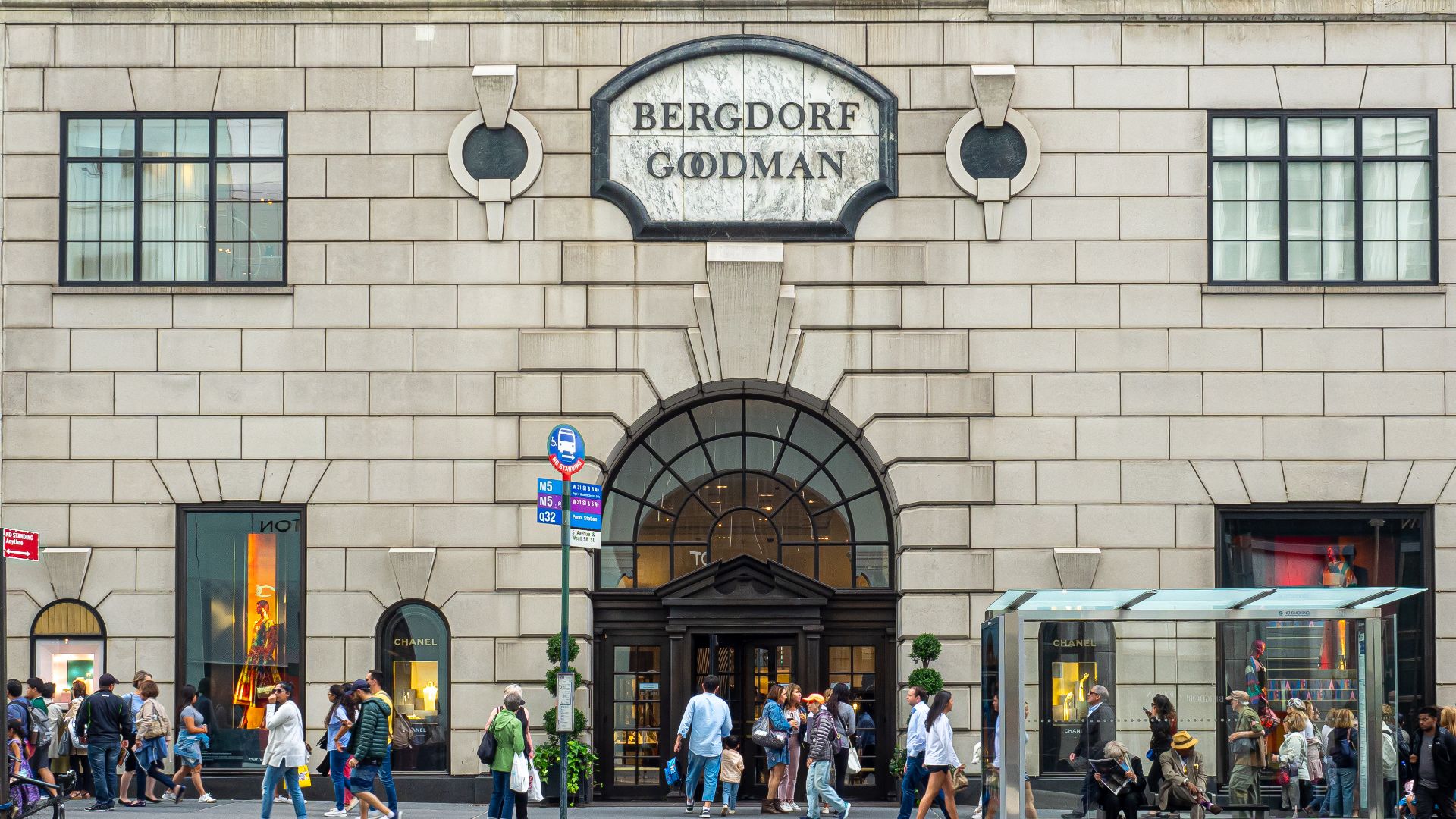 File:Bergdorf Goodman Entrance (48064101137).jpg