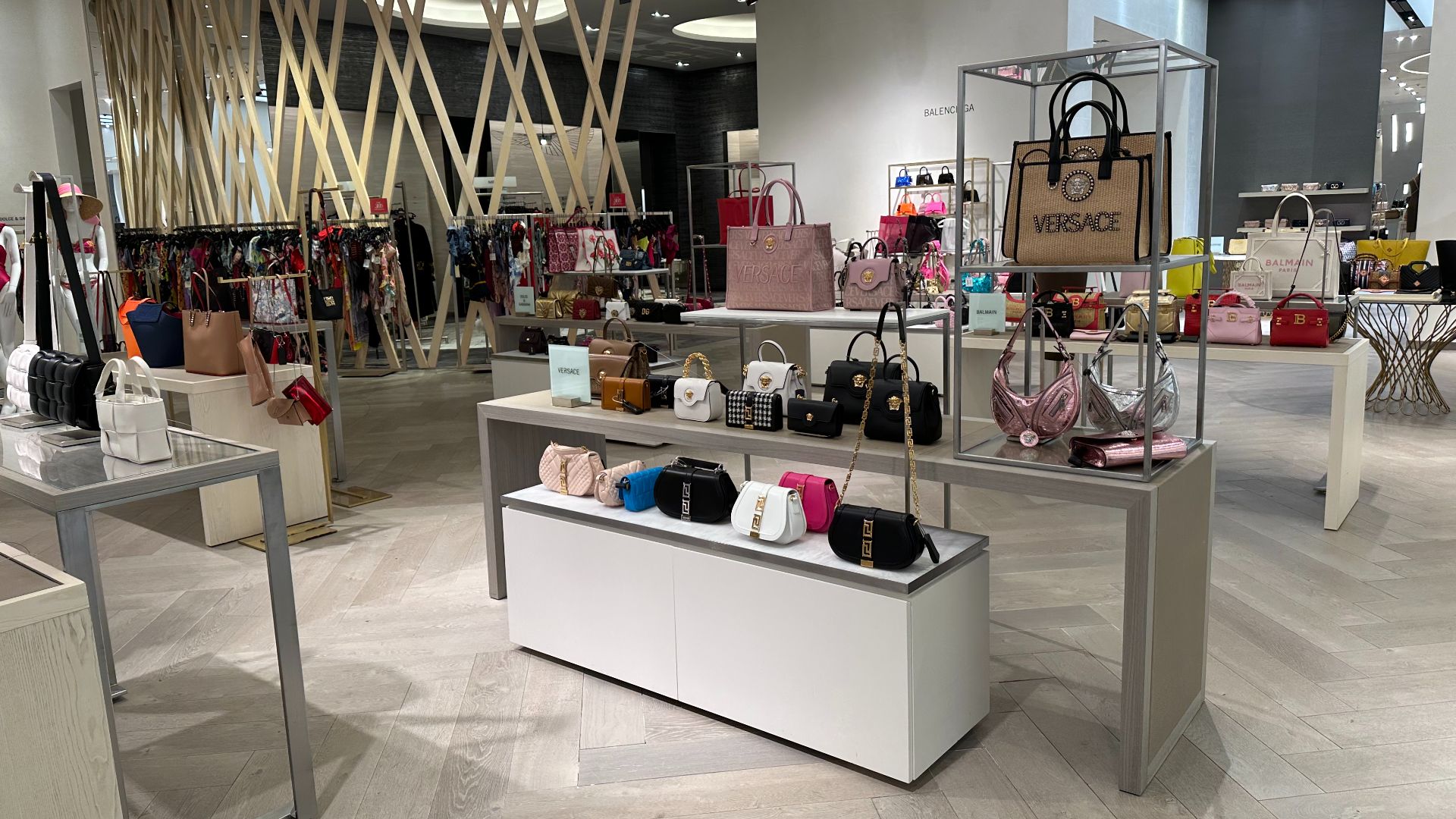 File:Handbags Saks Fifth Avenue Brickell City Centre.jpg