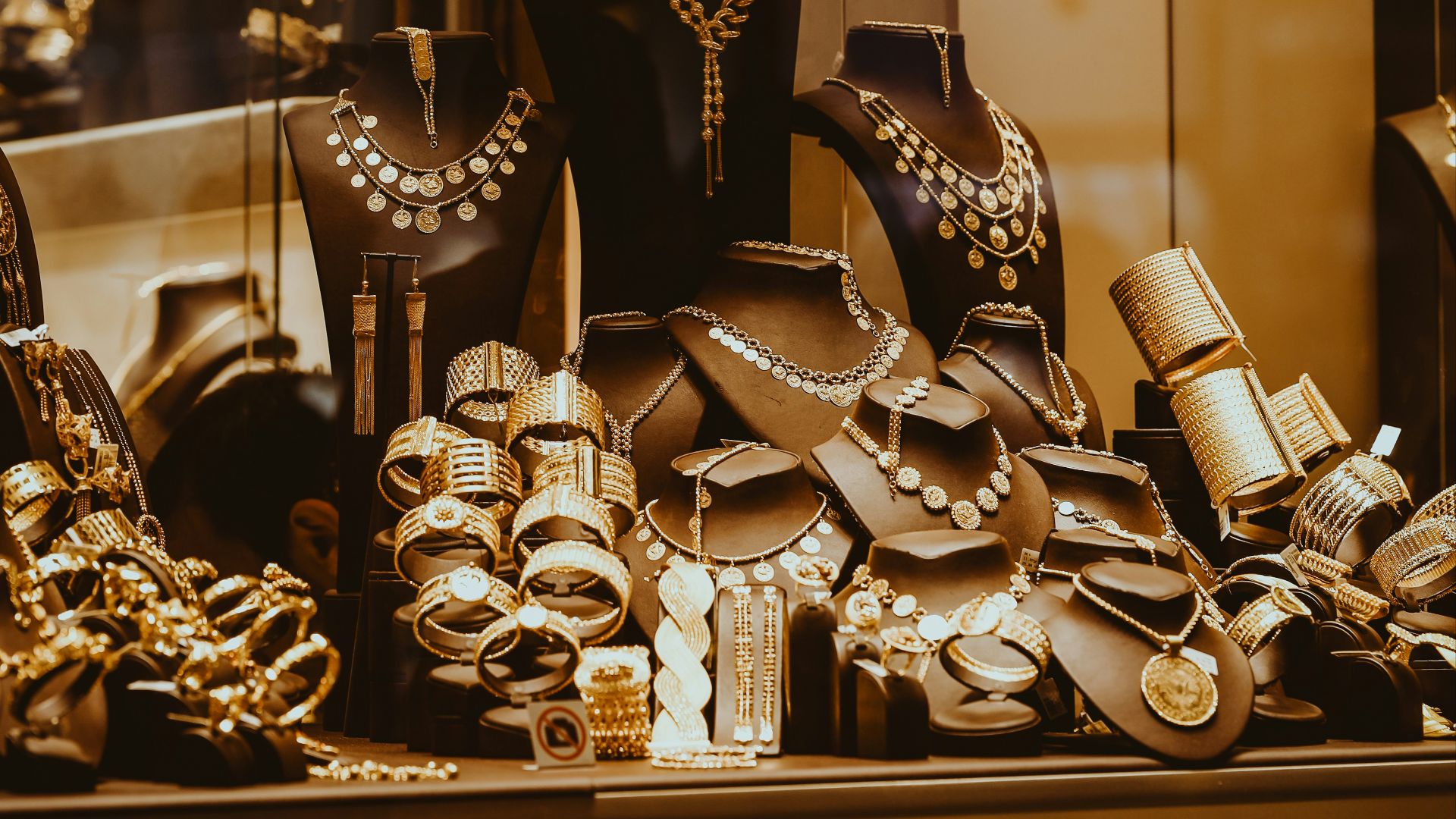 a display in a store filled with lots of gold jewelry