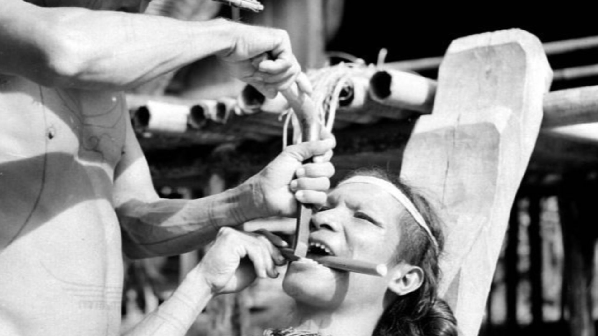 File:COLLECTIE TROPENMUSEUM Tanden-beitelen Mentawai-eilanden TMnr 10004239.jpg