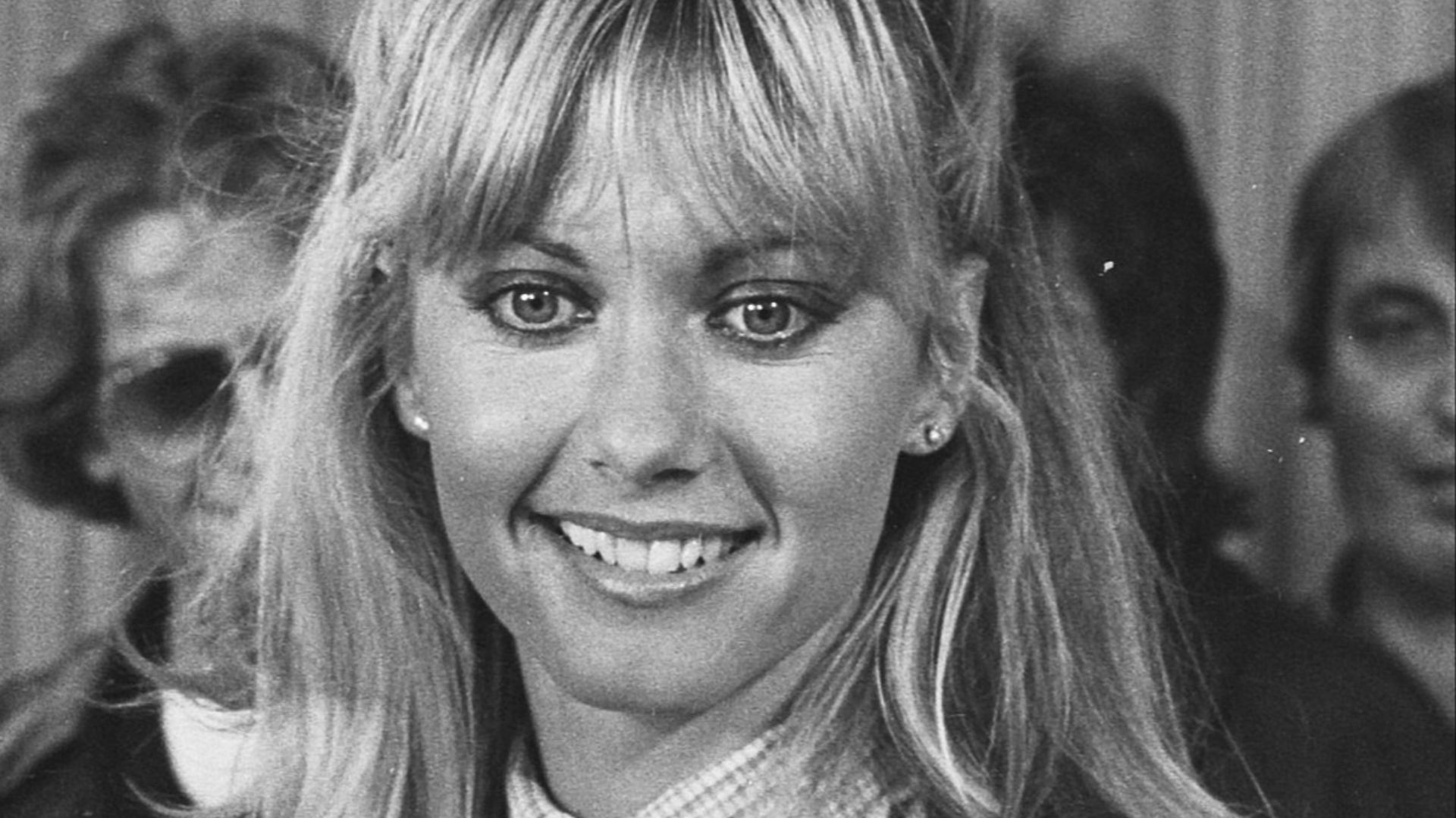 File:Aankomst zangeres Olivia Newton John op Schiphol Olivia Newton John in de persk, Bestanddeelnr 930-0132 (cropped).jpg