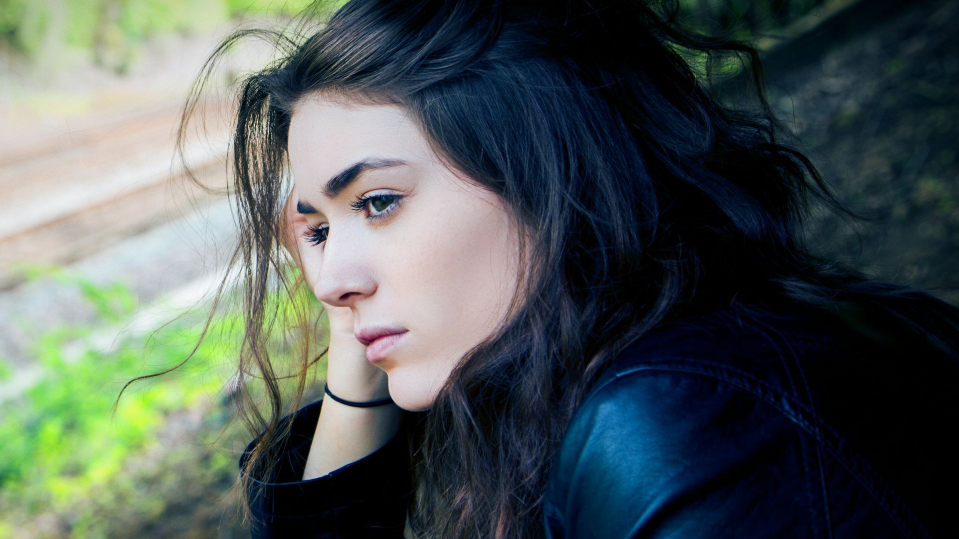 woman sitting outdoor during daytime