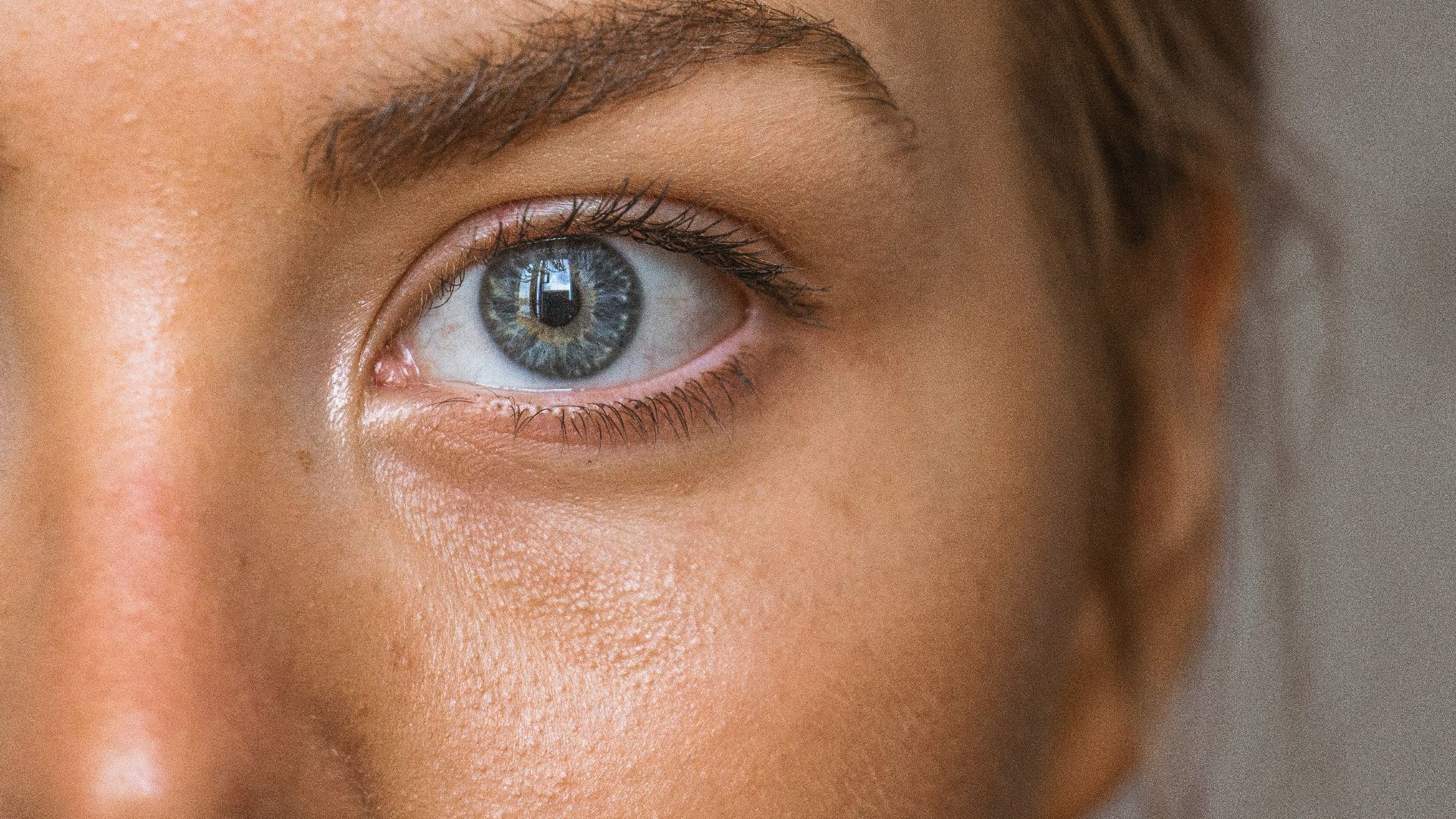 close-up photo of persons eye