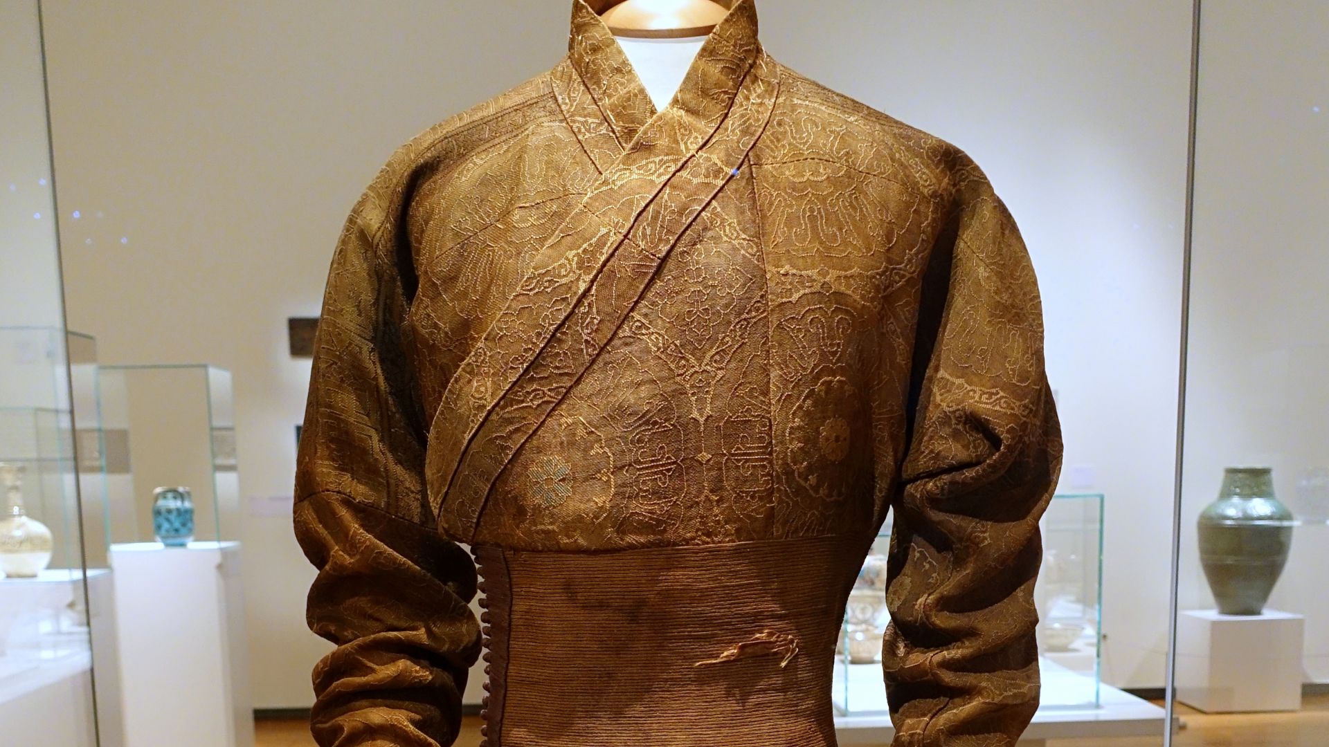 File:Tunic (qaba) with broad belt (kamarband), Iran, early 14th century AD, brocade silk, view 1 - Aga Khan Museum - Toronto, Canada - DSC06569.jpg