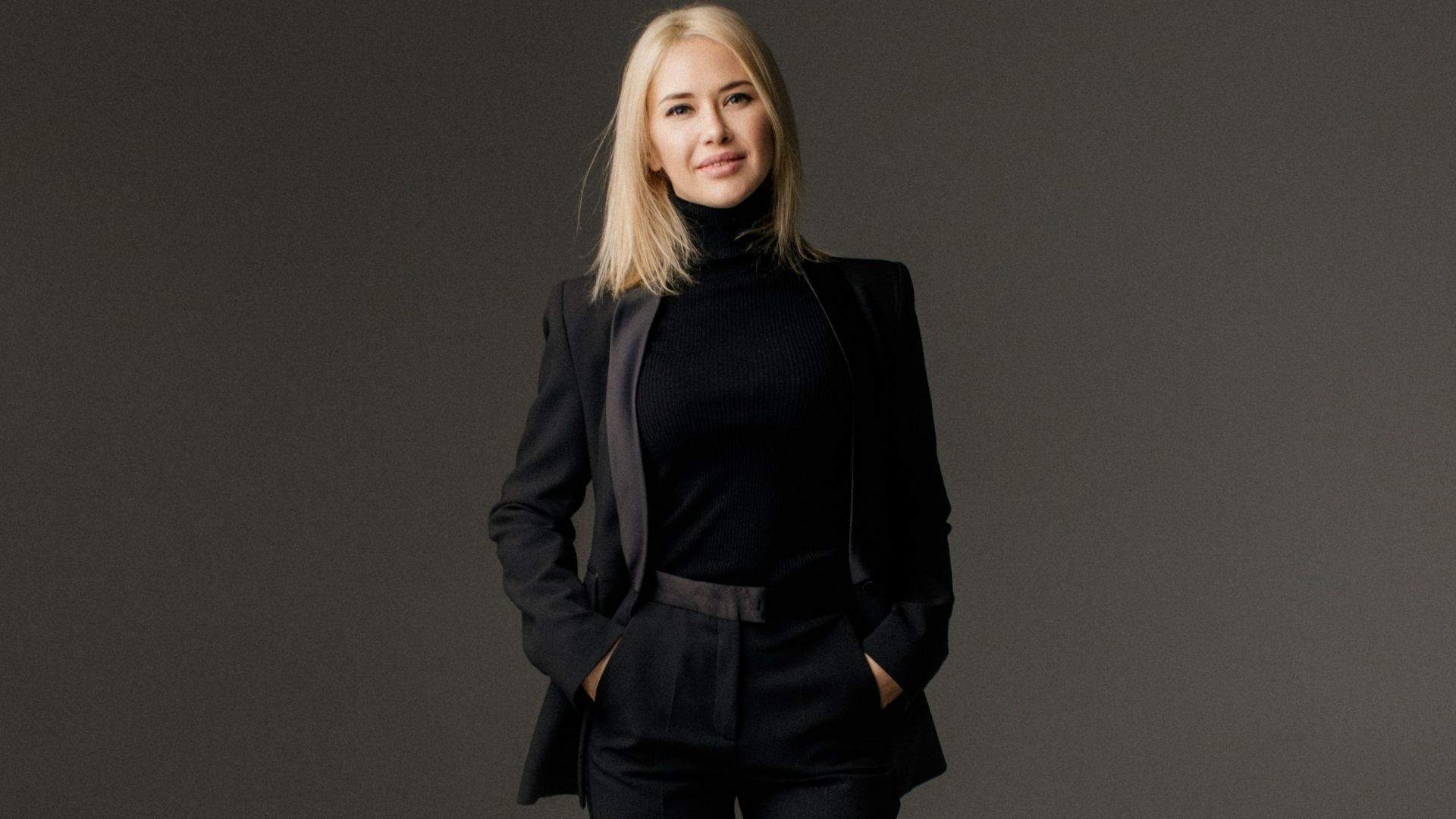 woman in black long sleeve shirt and black pants