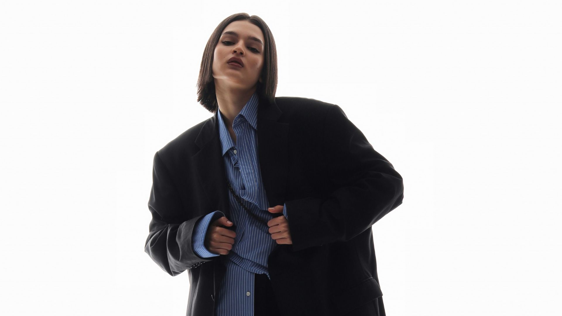 a man in a suit is posing for a picture