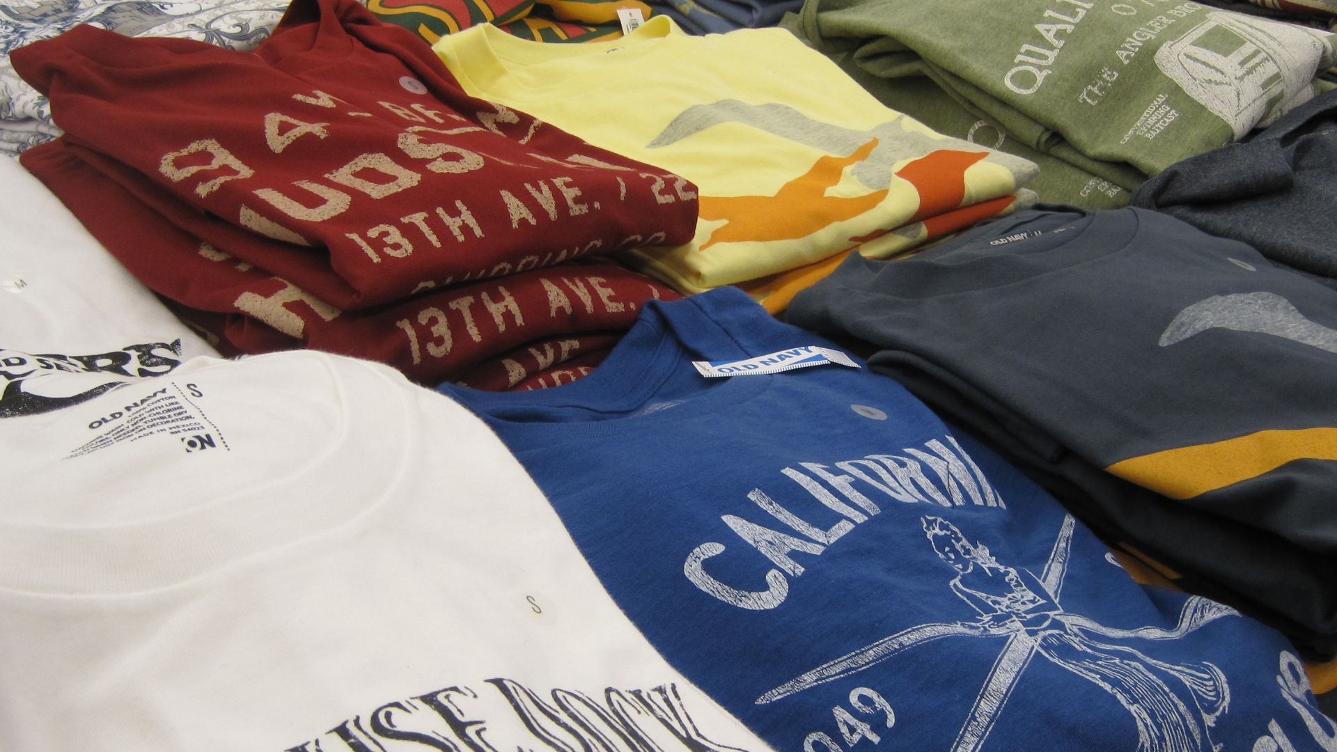 File:Men's graphic T-shirts at Old Navy, Tanforan.JPG