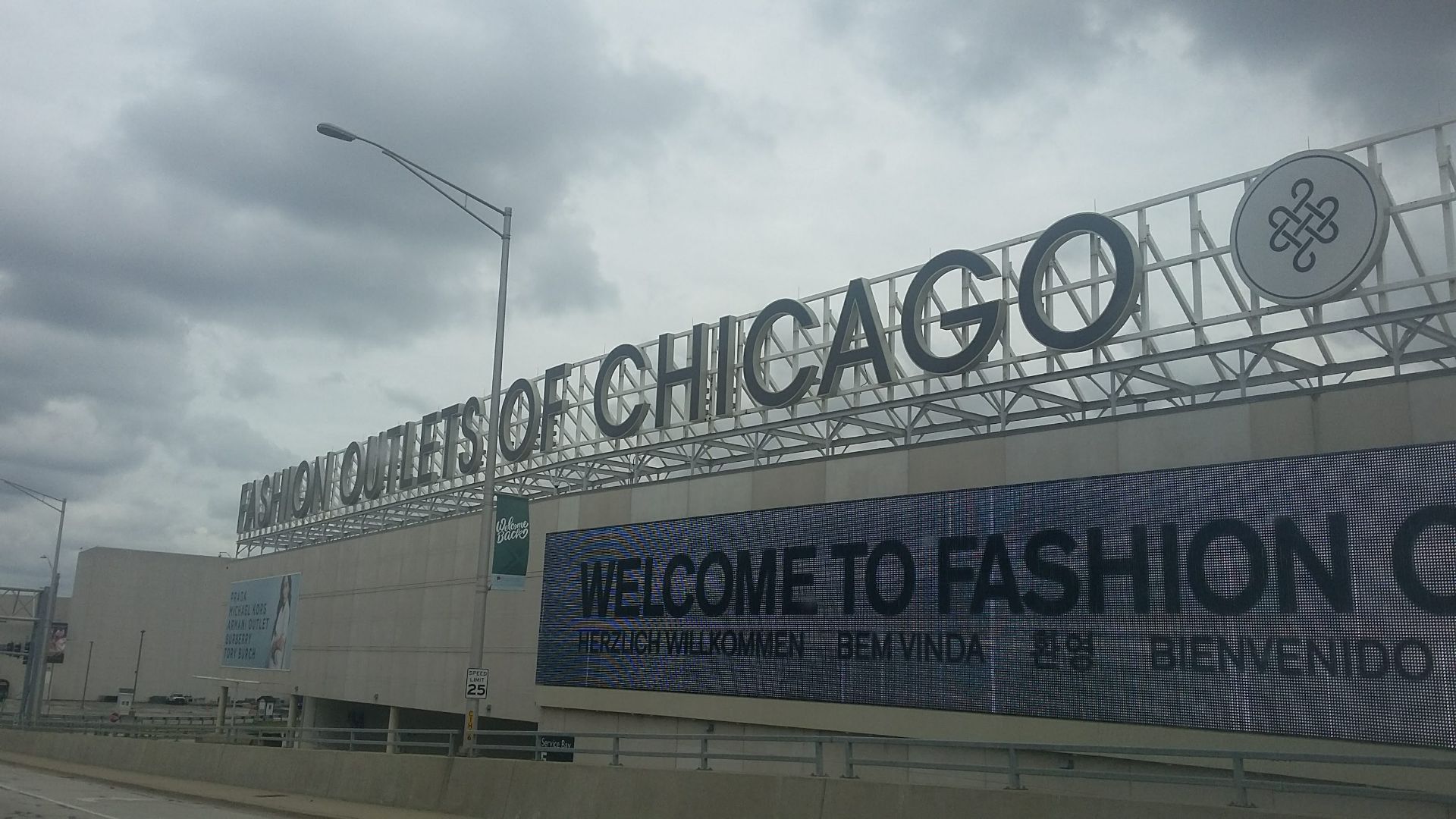 File:Fashion Outlets of Chicago 1.jpg