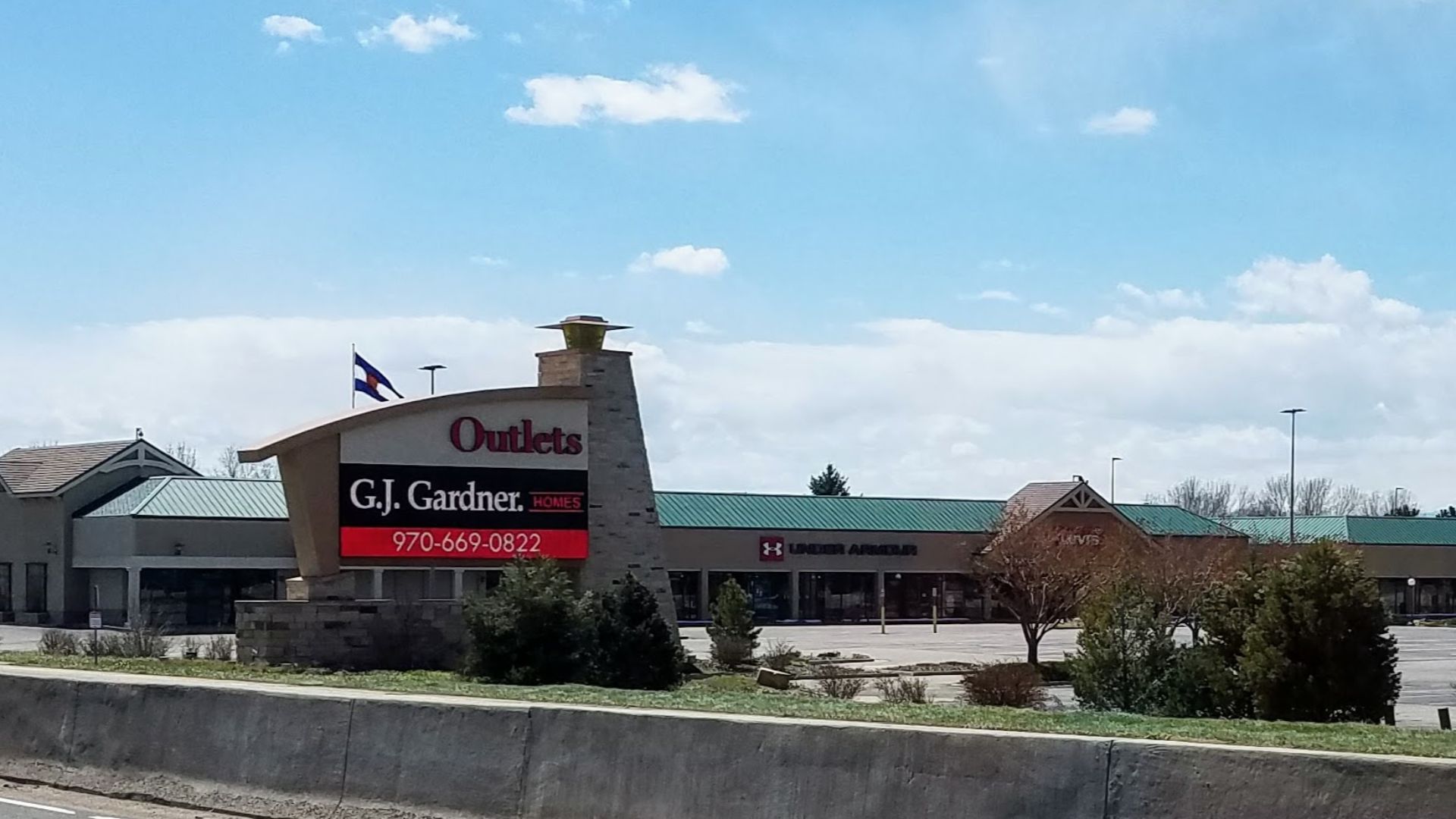 File:Outlets at Loveland, temporarily closed due to COVID-19, 2020-04-20.jpg