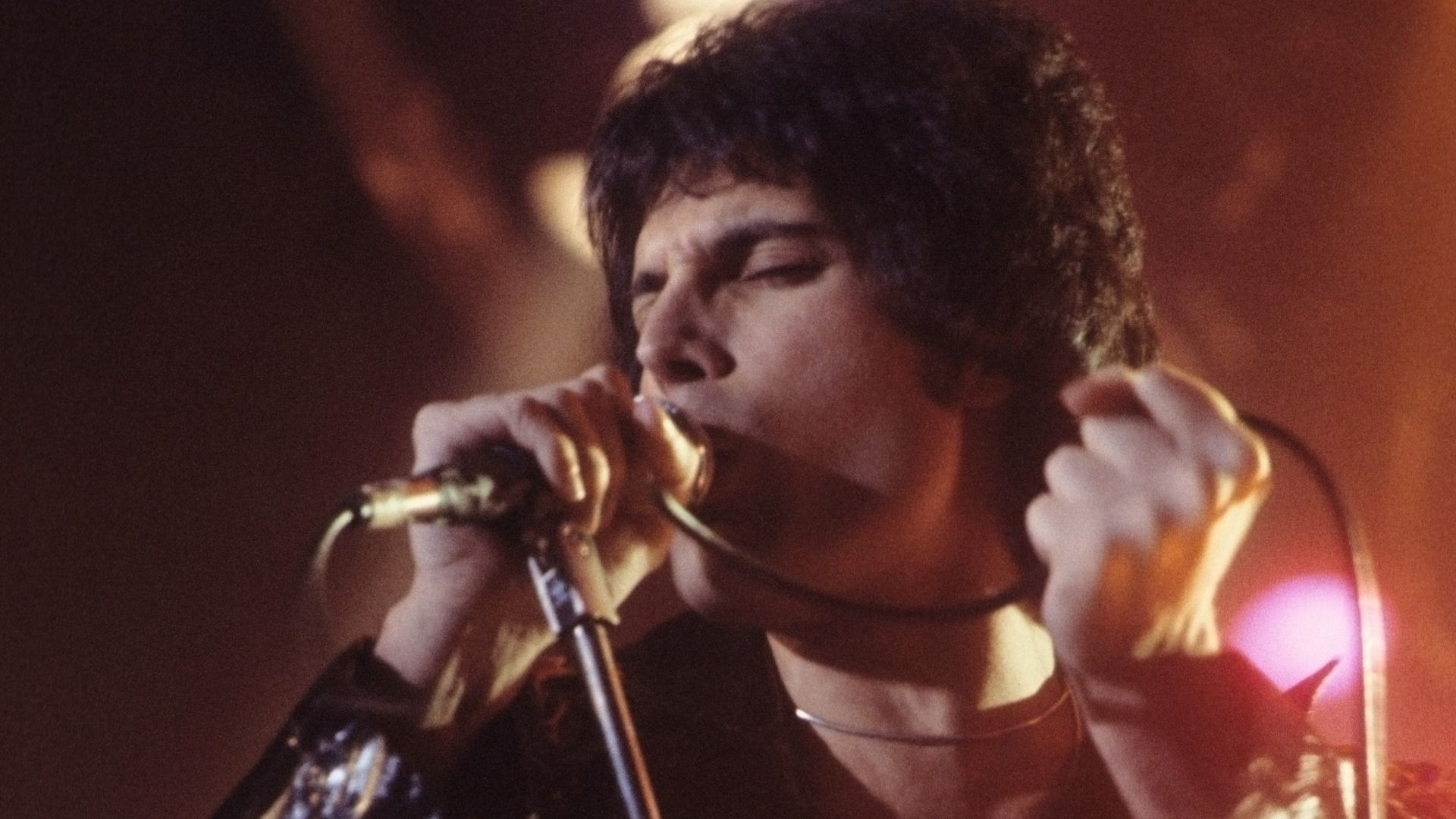 File:Freddie Mercury performing in New Haven, CT, November 1977.jpg