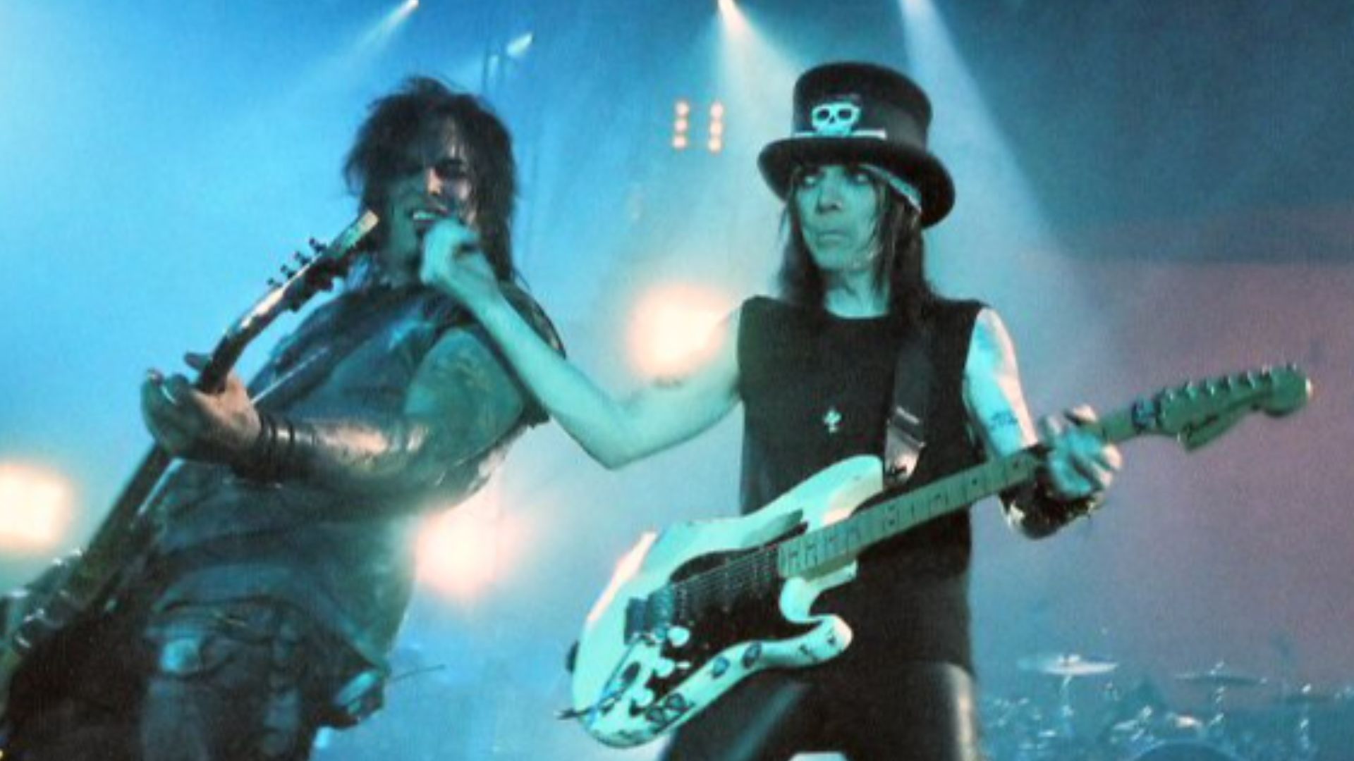 File:Mötley Crüe - 2005.jpg